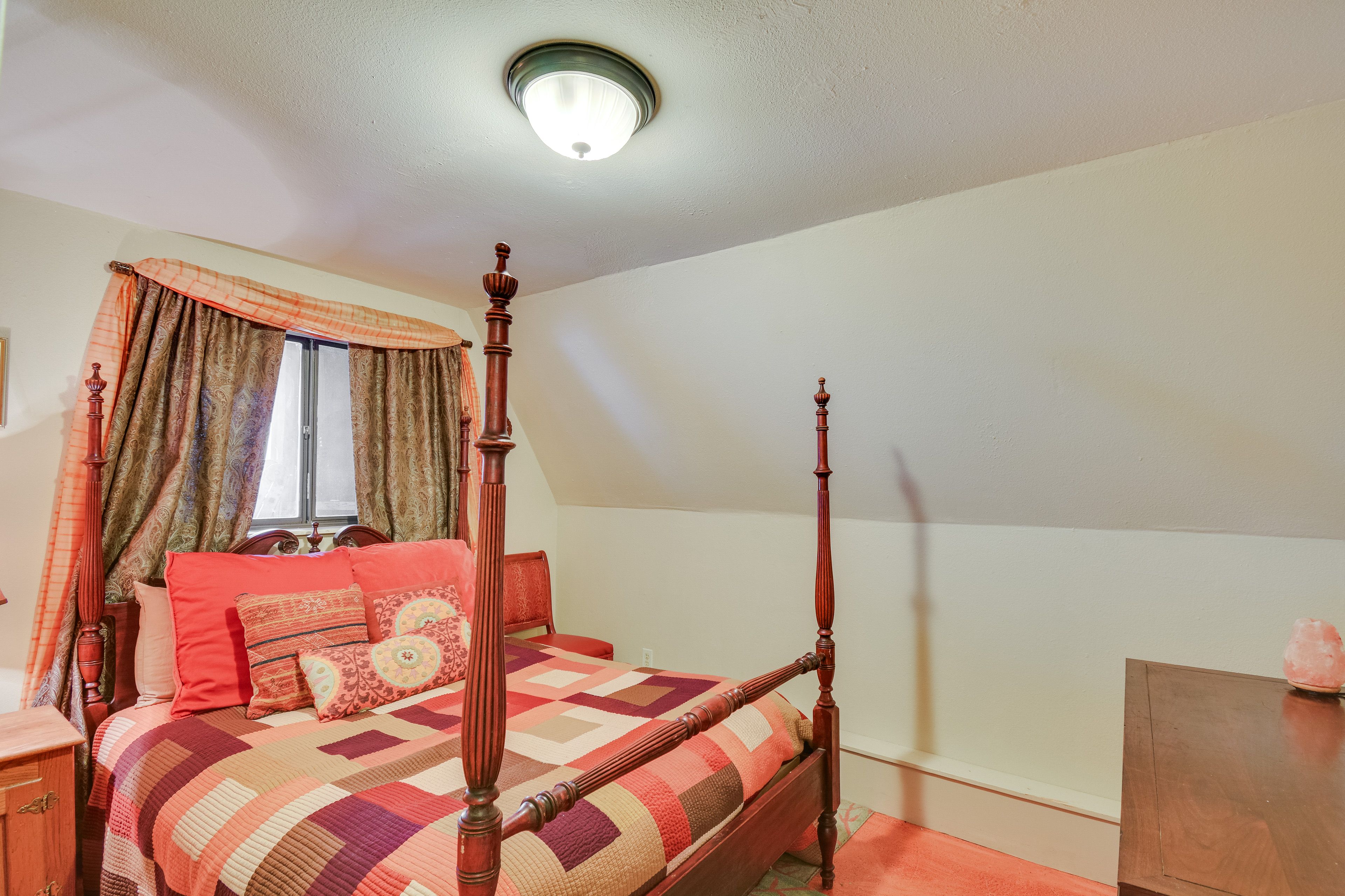 Bedroom 1 | Queen Bed | 1st Floor