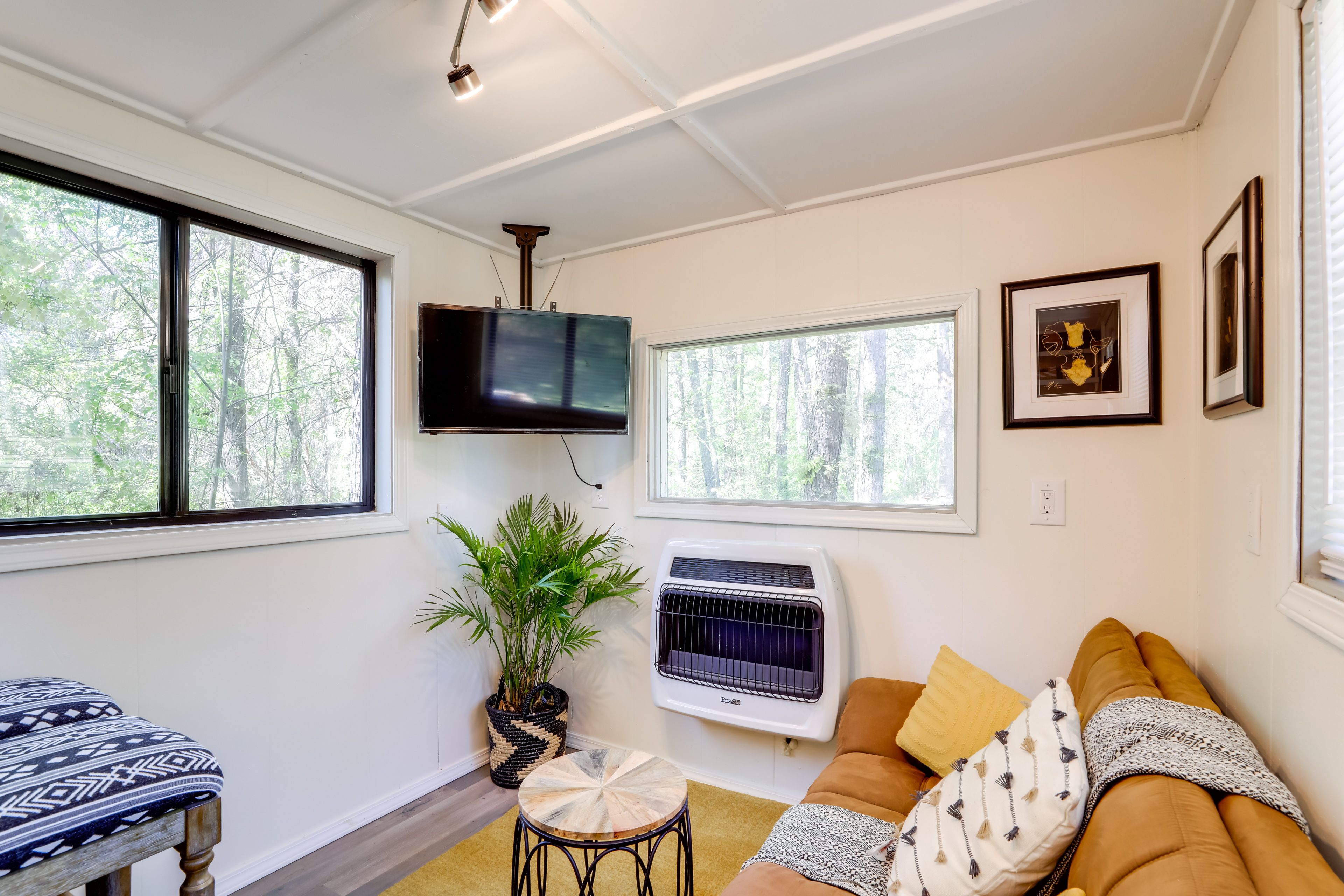 Living Room | Smart TV | Gas Heating & A/C Unit | Full Futon