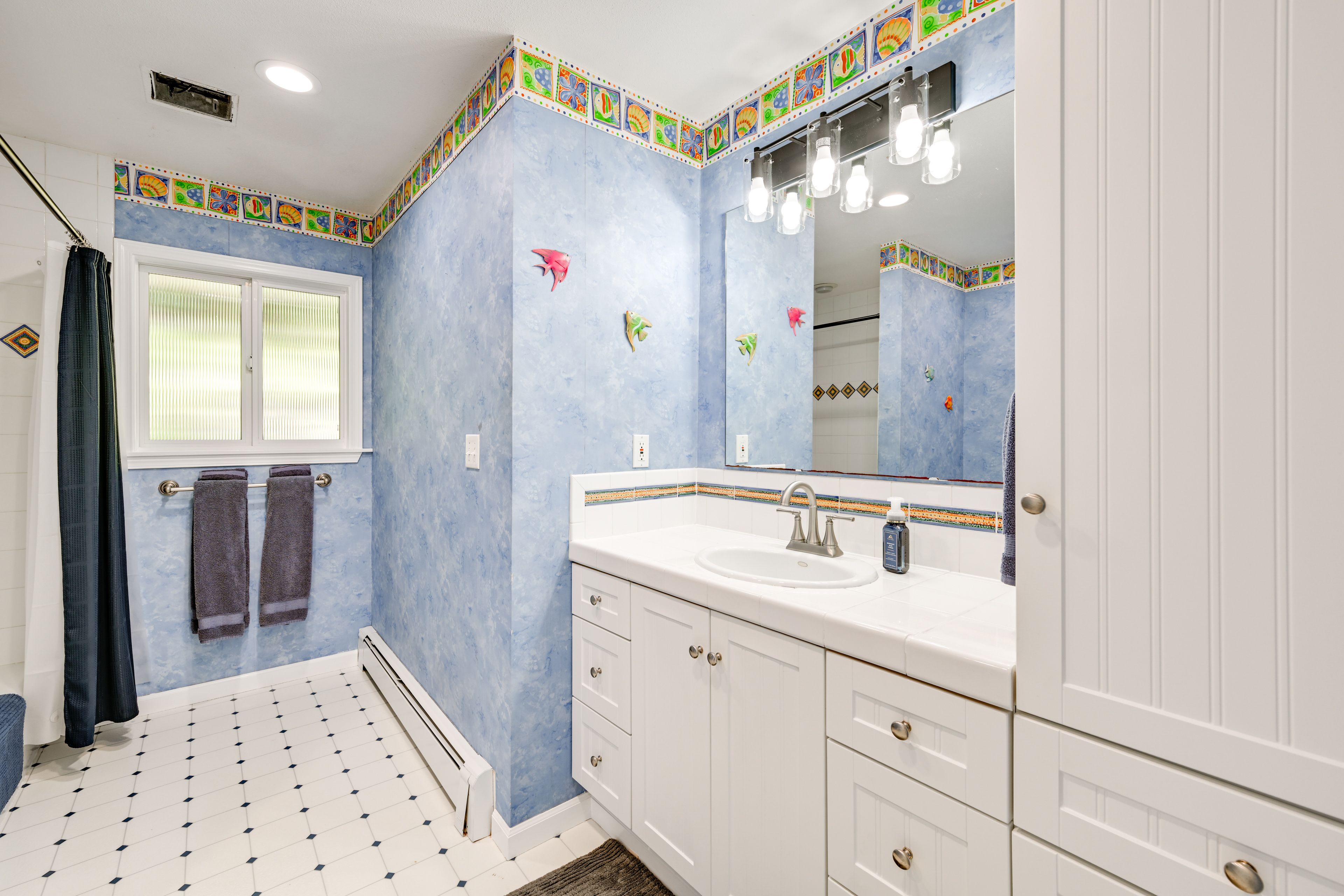 Full Bathroom | Main Level | Complimentary Toiletries