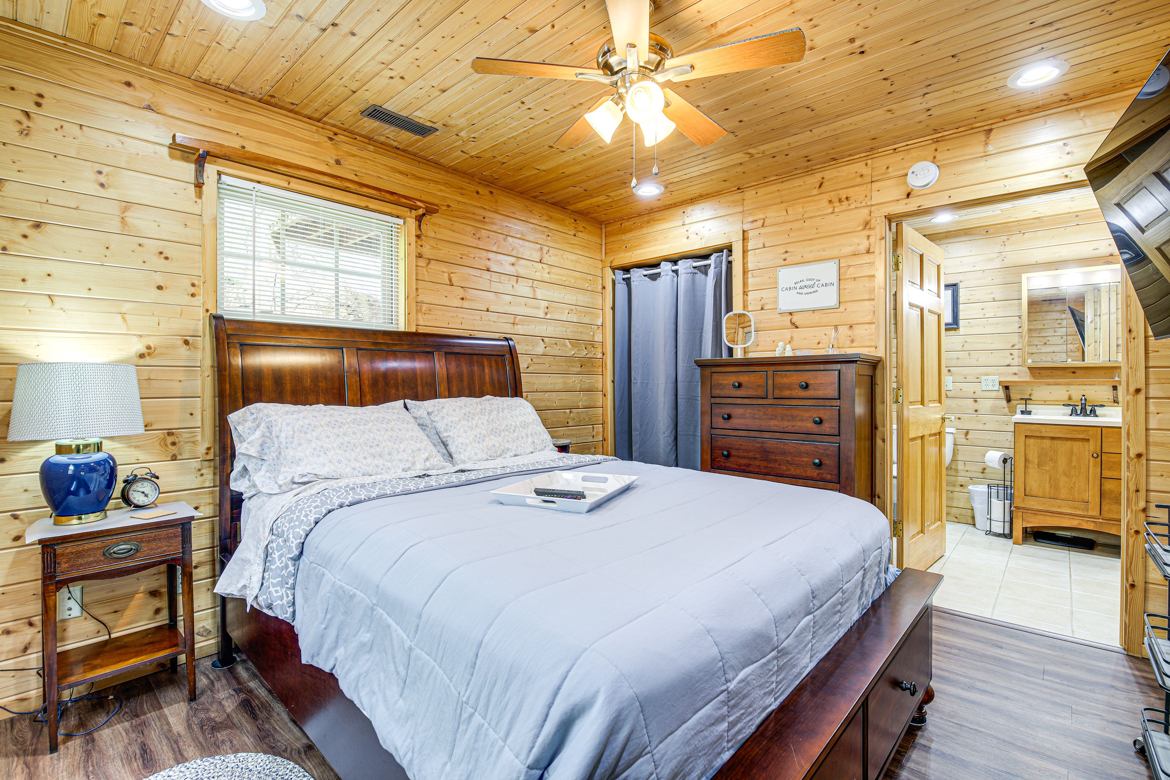 Bedroom 1 | Queen Bed | En-Suite Bathroom | 1st Floor