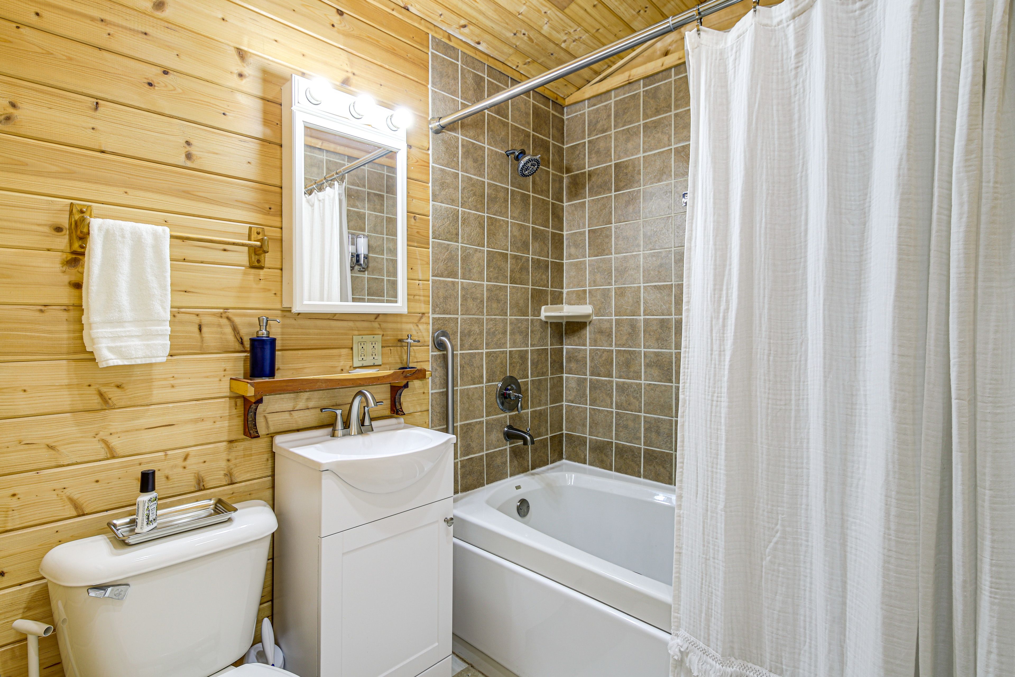 Full Bath | Complimentary Toiletries | 2nd Floor