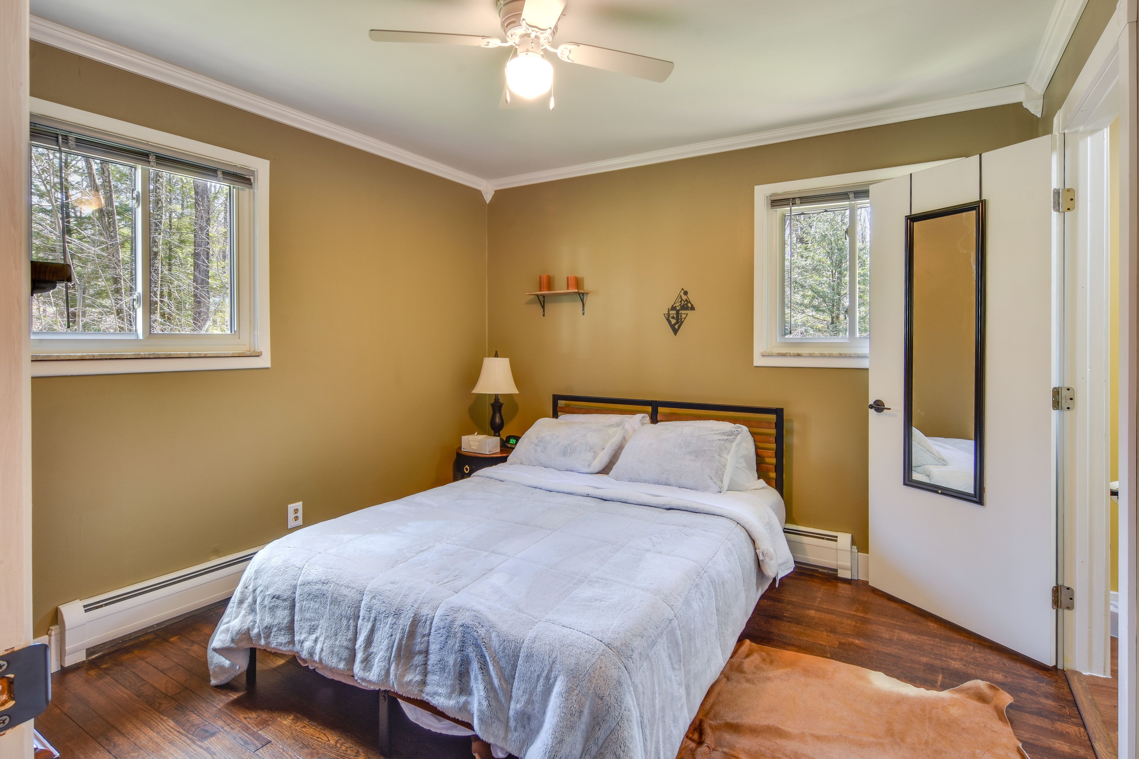 Bedroom 1 | Queen Bed | Linens Provided | 1st Floor