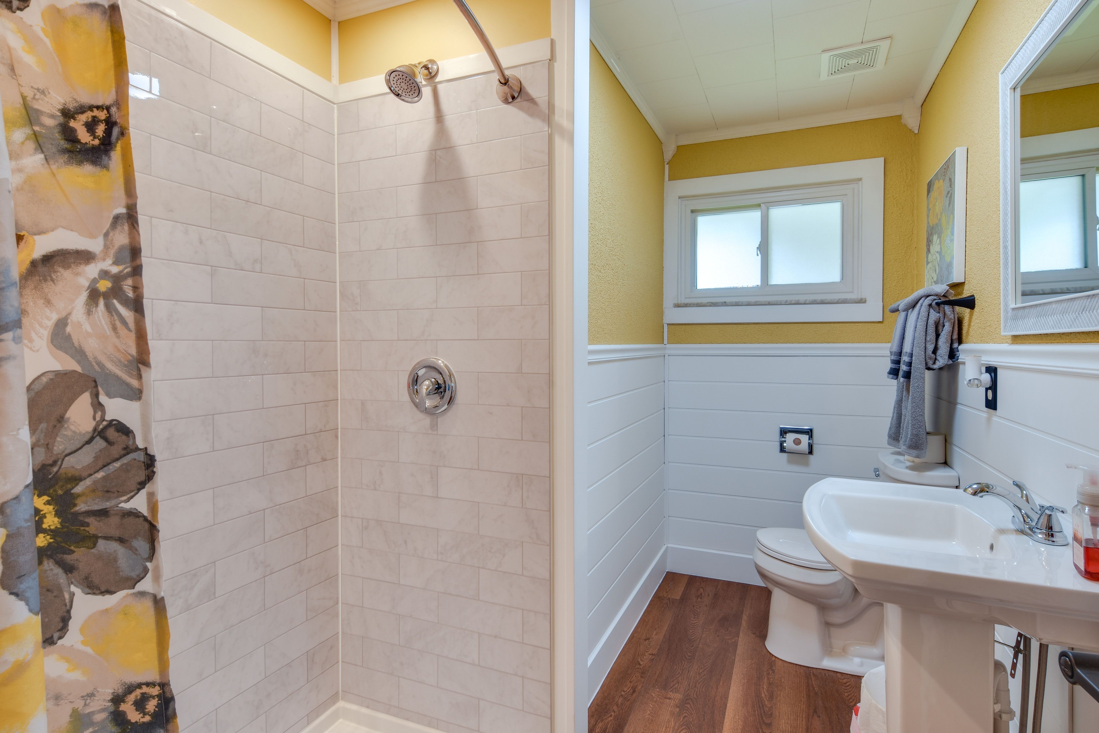 Full Bathroom | Towels Provided | Complimentary Toiletries | 1st Floor