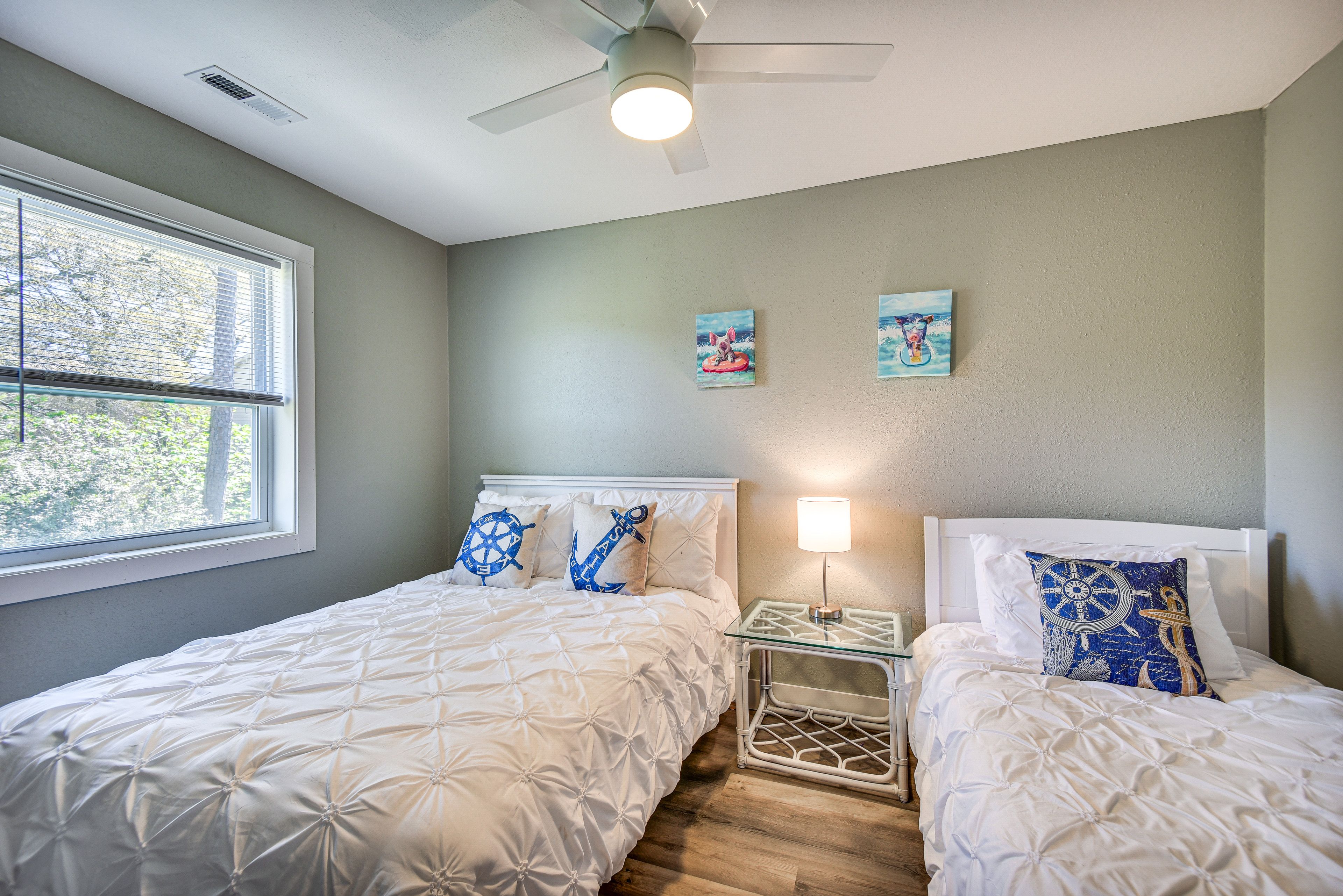 Bedroom 2 | Full Bed | Twin Bed | Smart TV w/ Cable