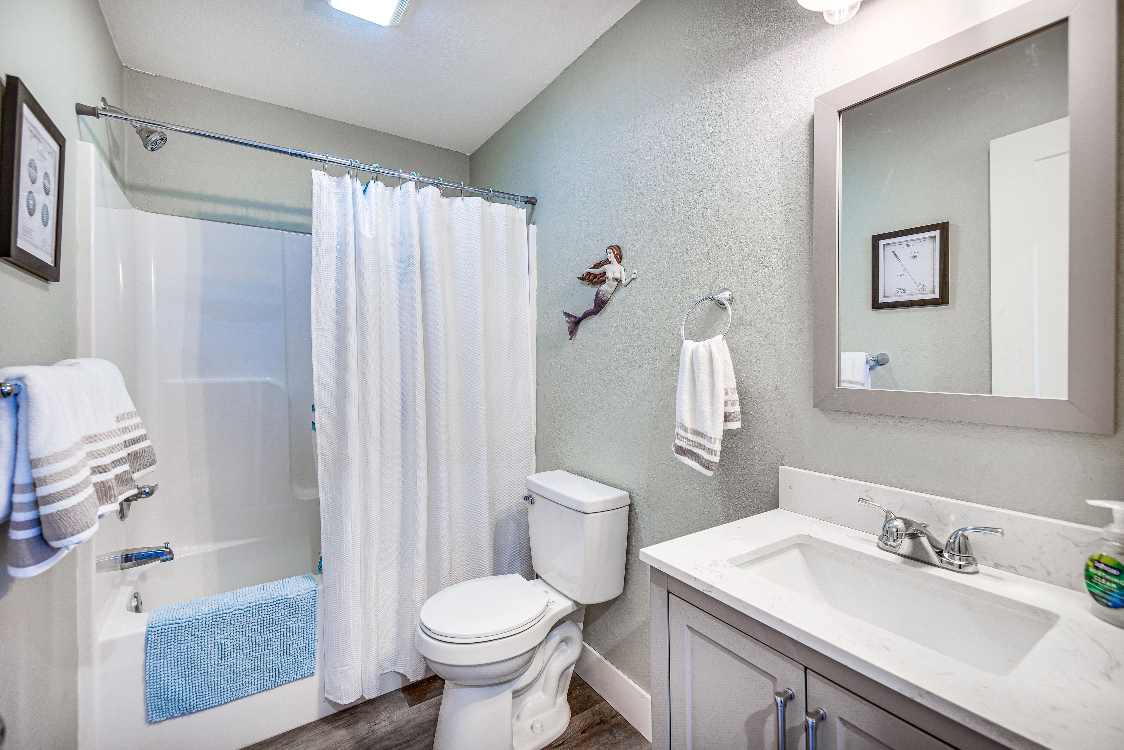 Full Bathroom | Complimentary Toiletries | Towels Provided