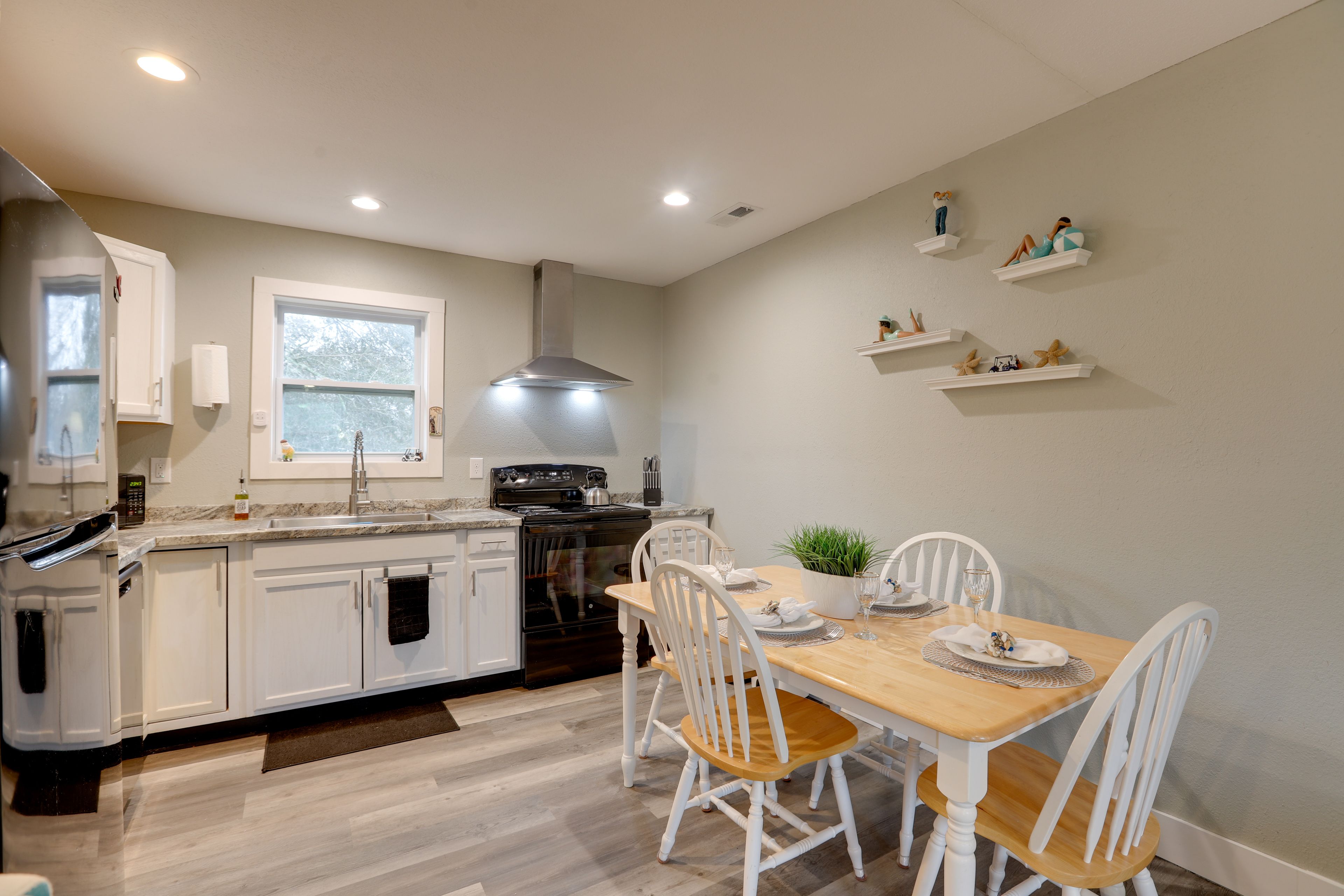 Dining Area | Dishware/Flatware
