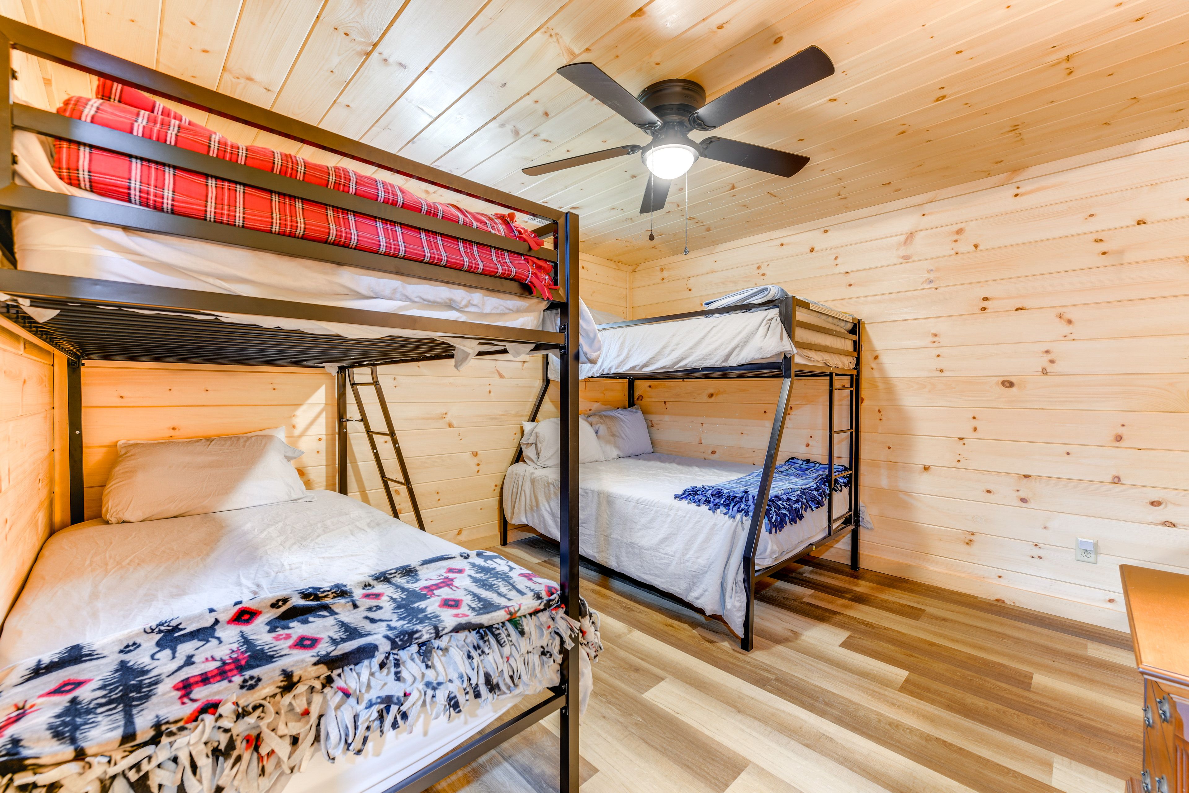 Bedroom 5 | Twin/Full Bunk Bed | Twin Bunk Bed | 1st Floor
