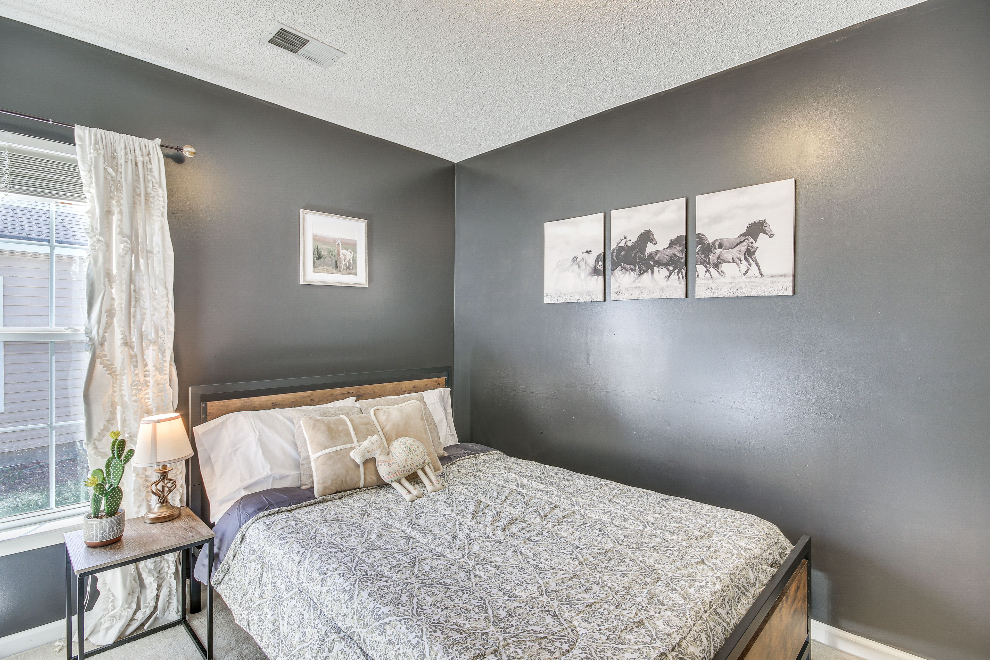 Bedroom 2 | Queen Bed