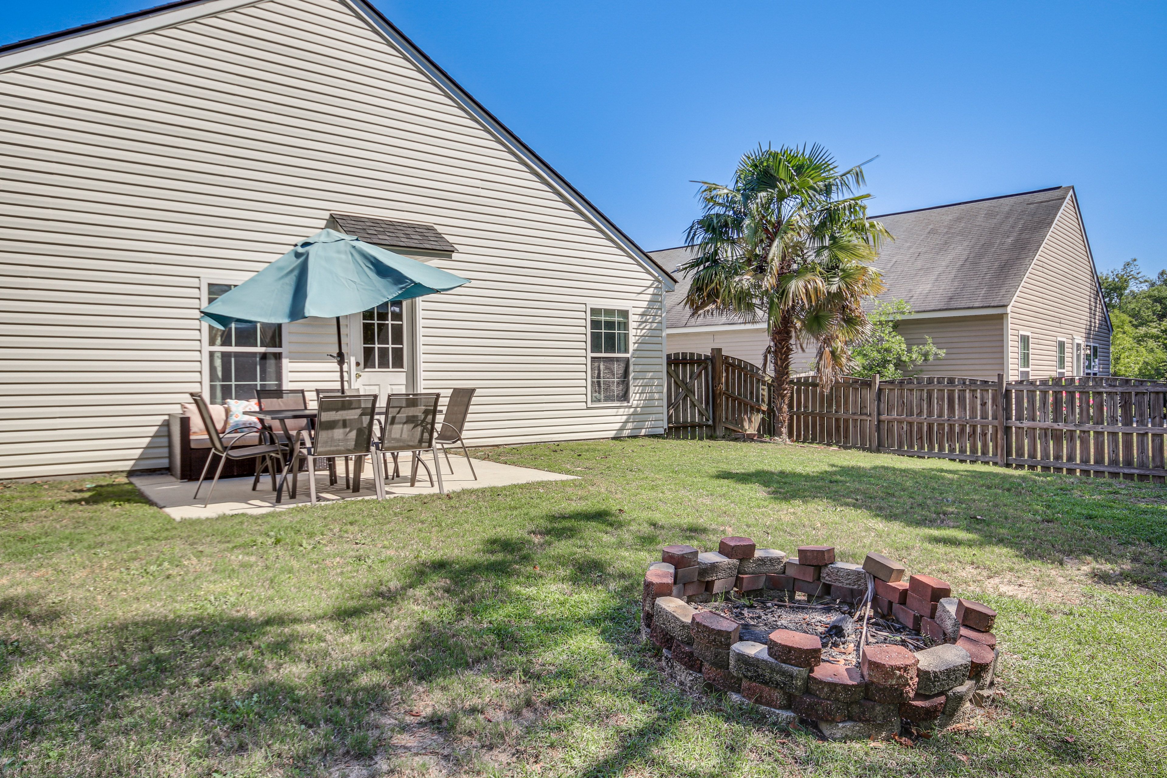 Private Yard | Fire Pit | Outdoor Dining Area
