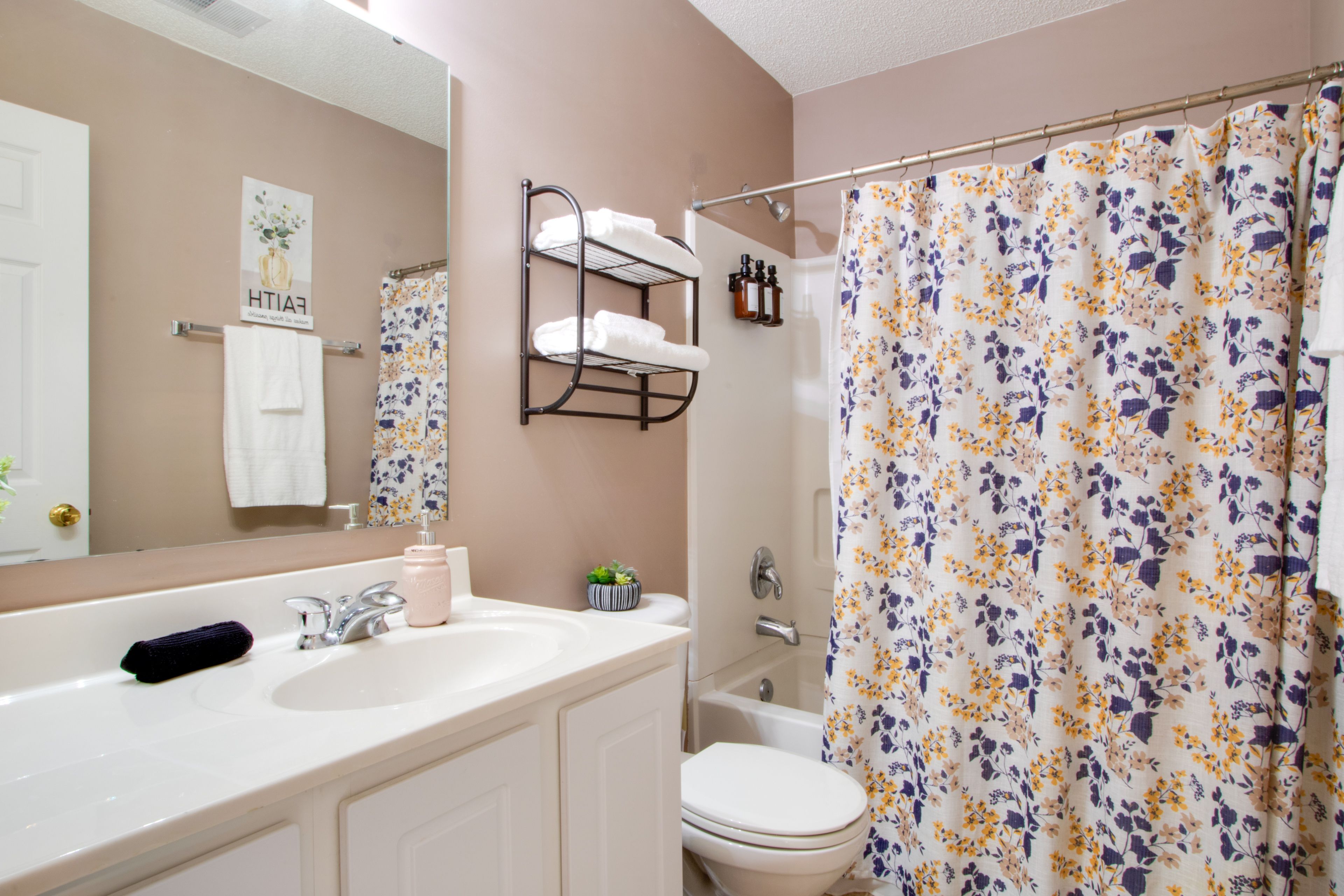 Full Bathroom | Towels Provided