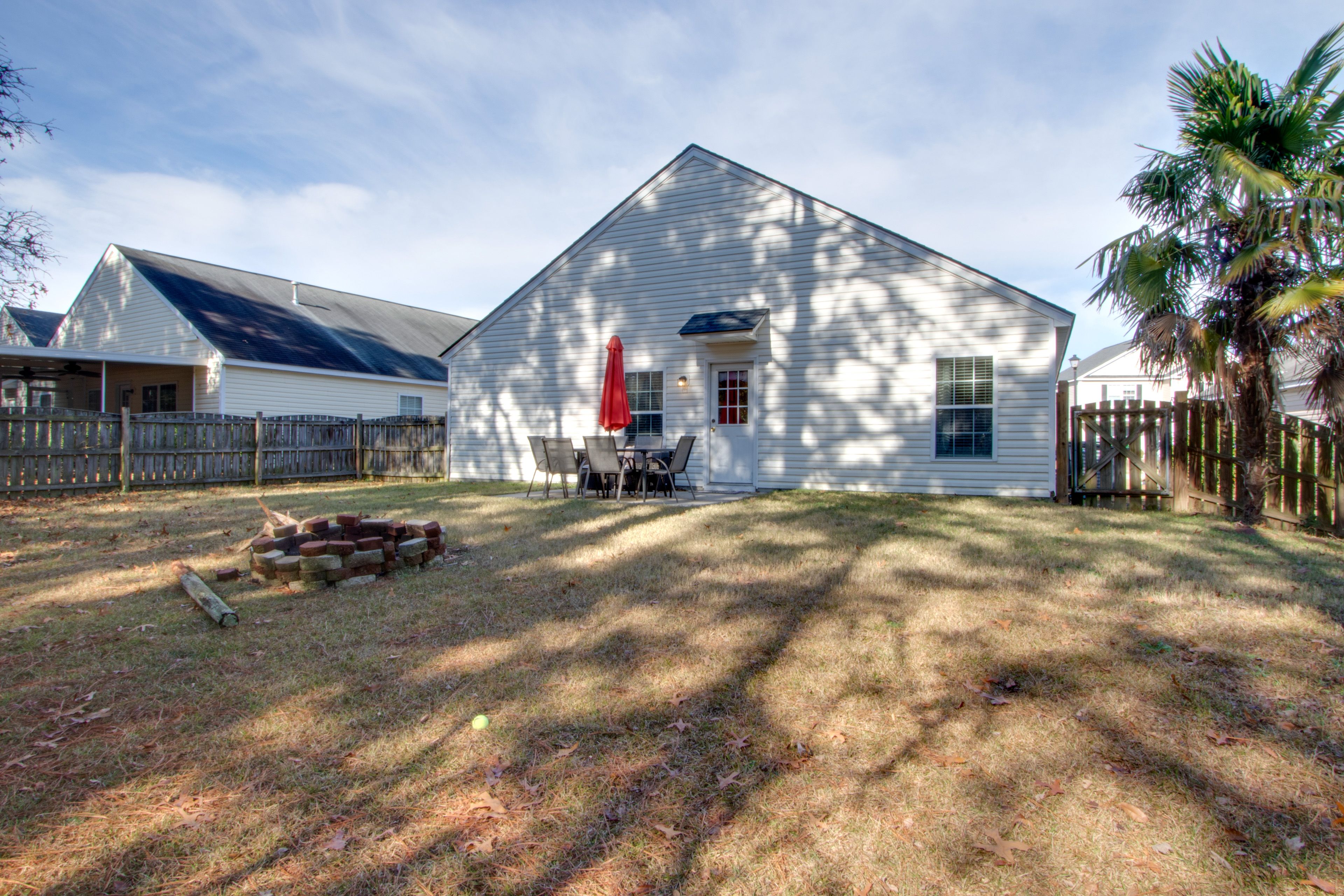 Private Yard | Fire Pit | Outdoor Dining Area