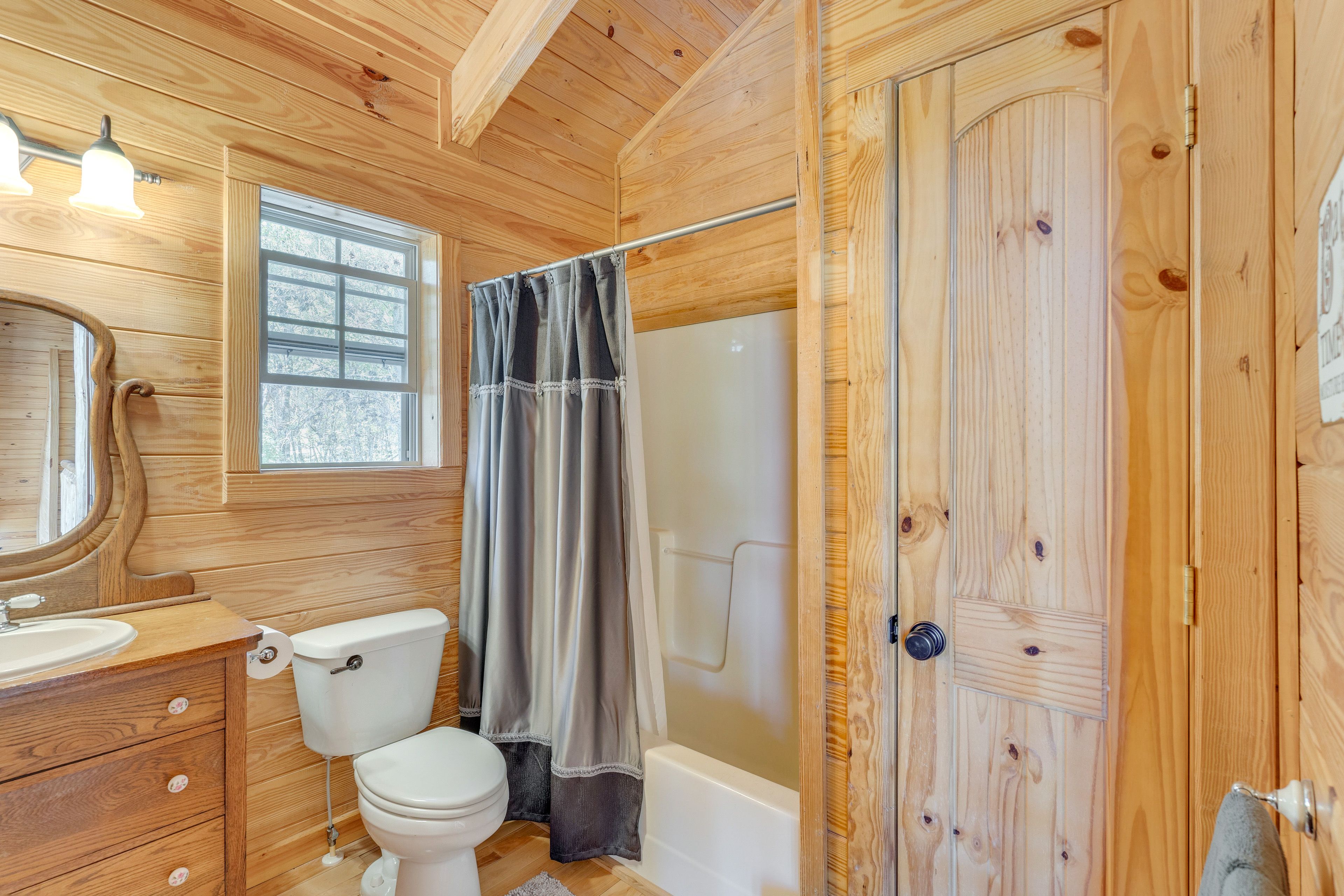 Full Bathroom | 2nd Floor | Complimentary Toiletries