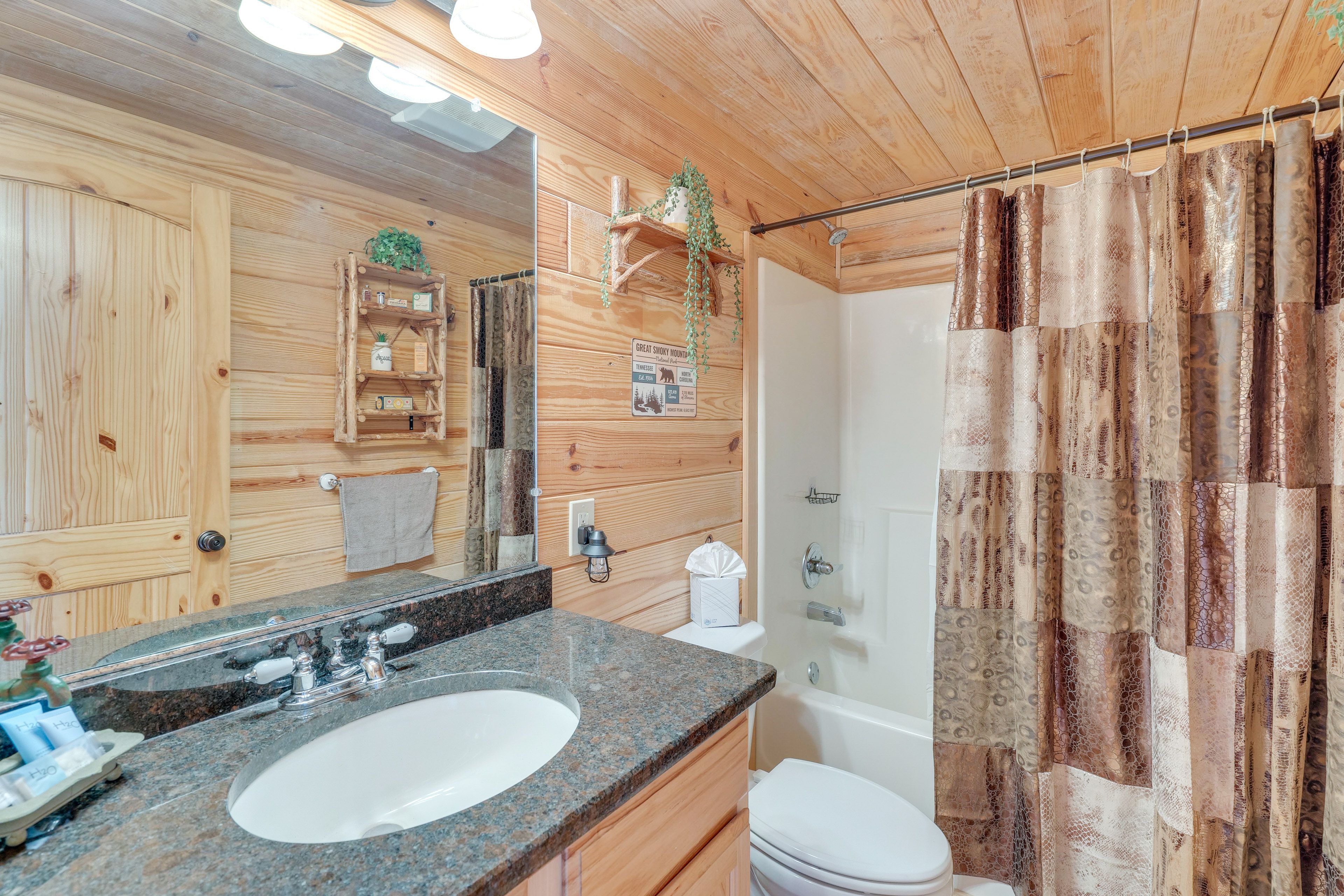 Full Bathroom | 1st Floor | Towels Provided
