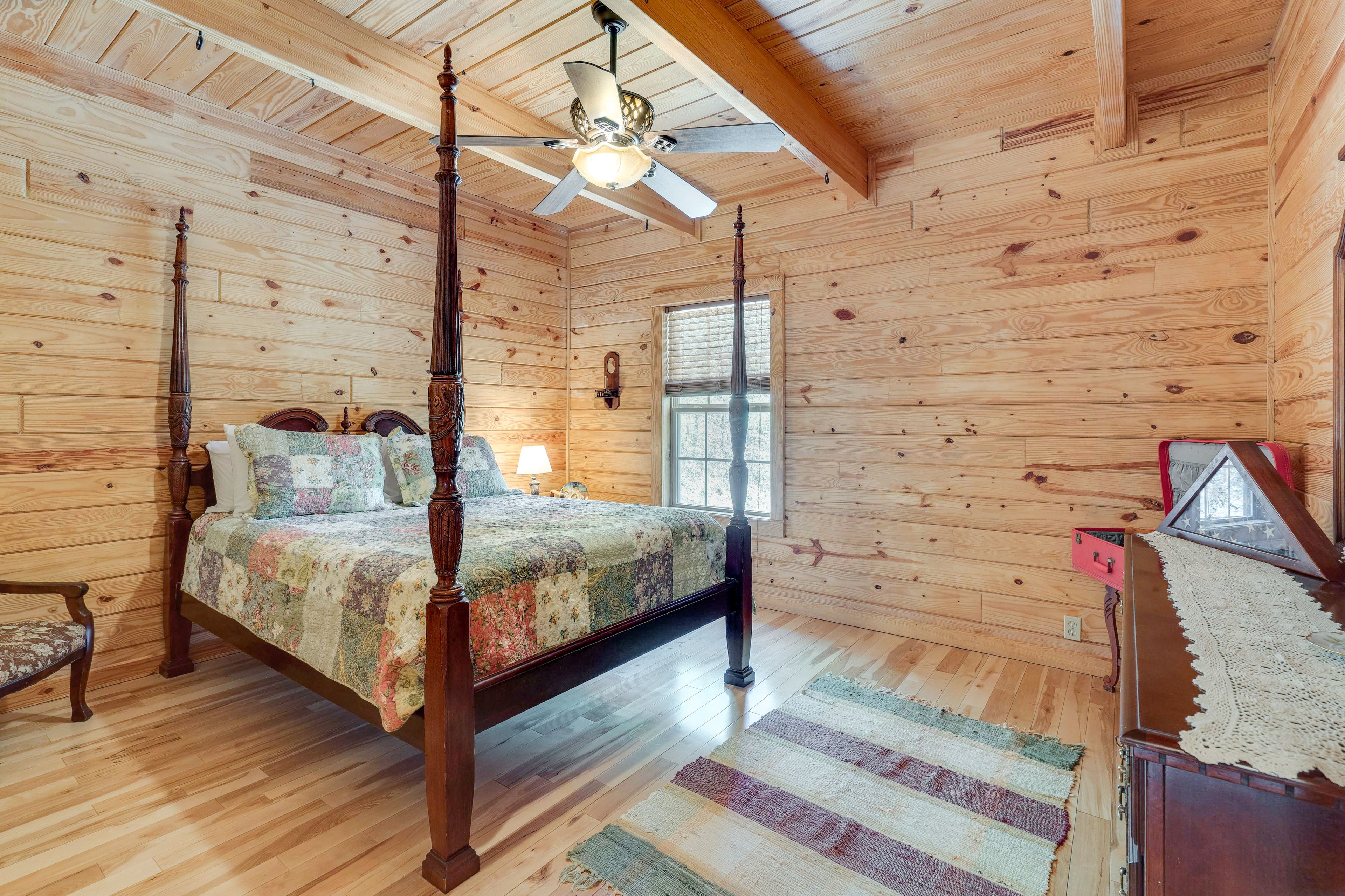 Bedroom 1 | 1st Floor | Queen Bed | Linens Provided
