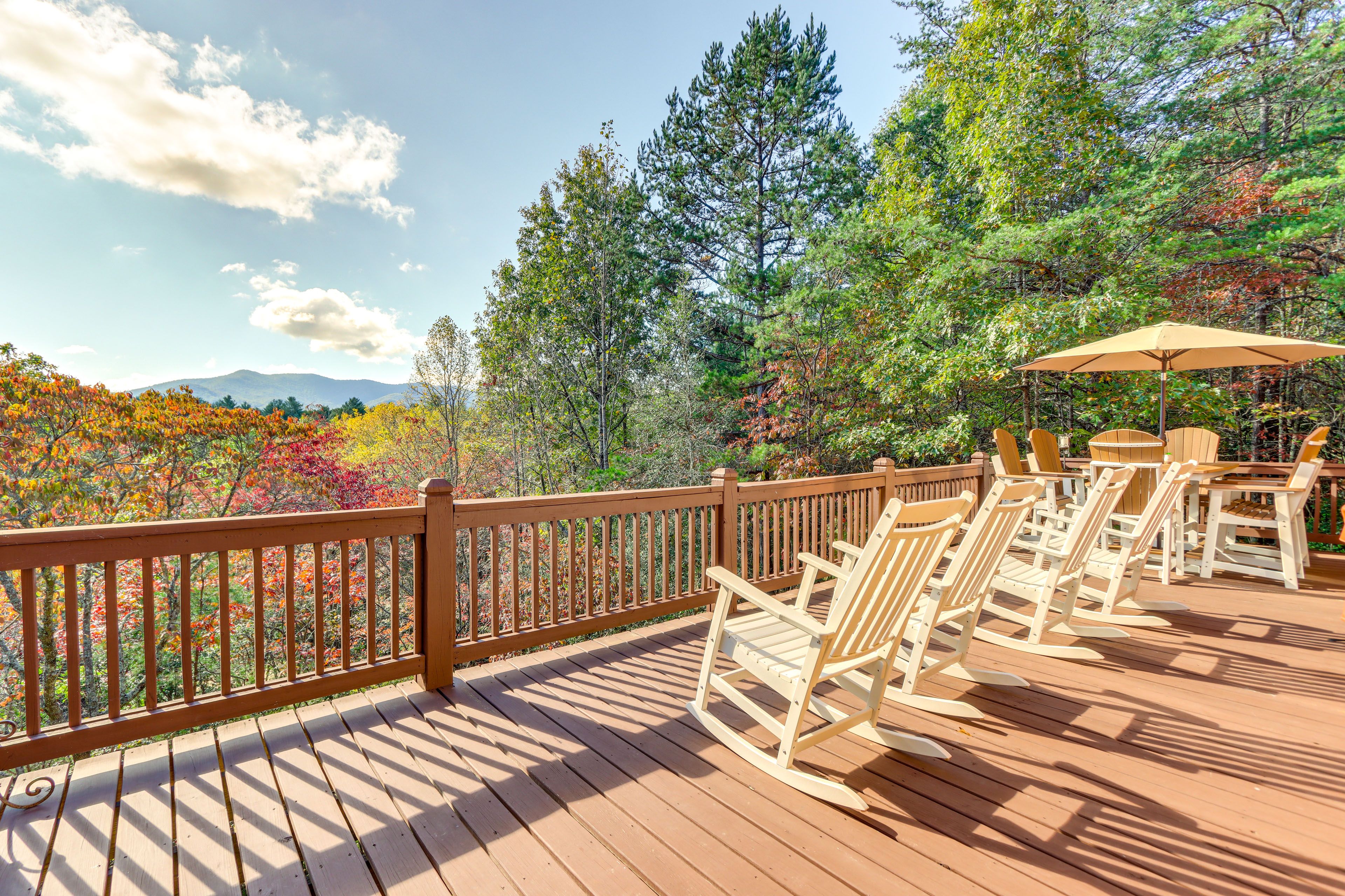 Deck w/ Dining Set & Seating | Gas Grill