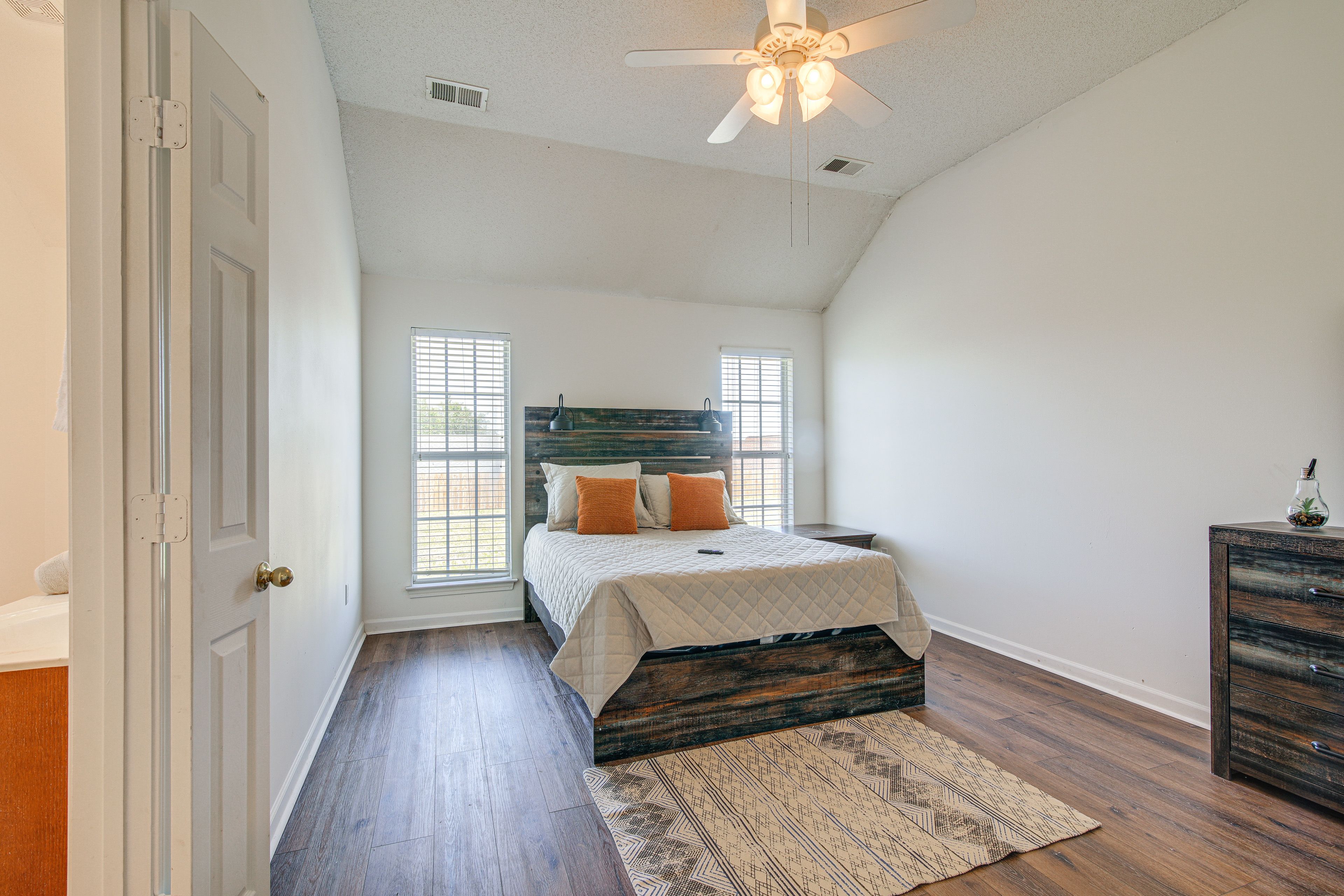 Bedroom 1 | Queen Bed | En-Suite Bathroom
