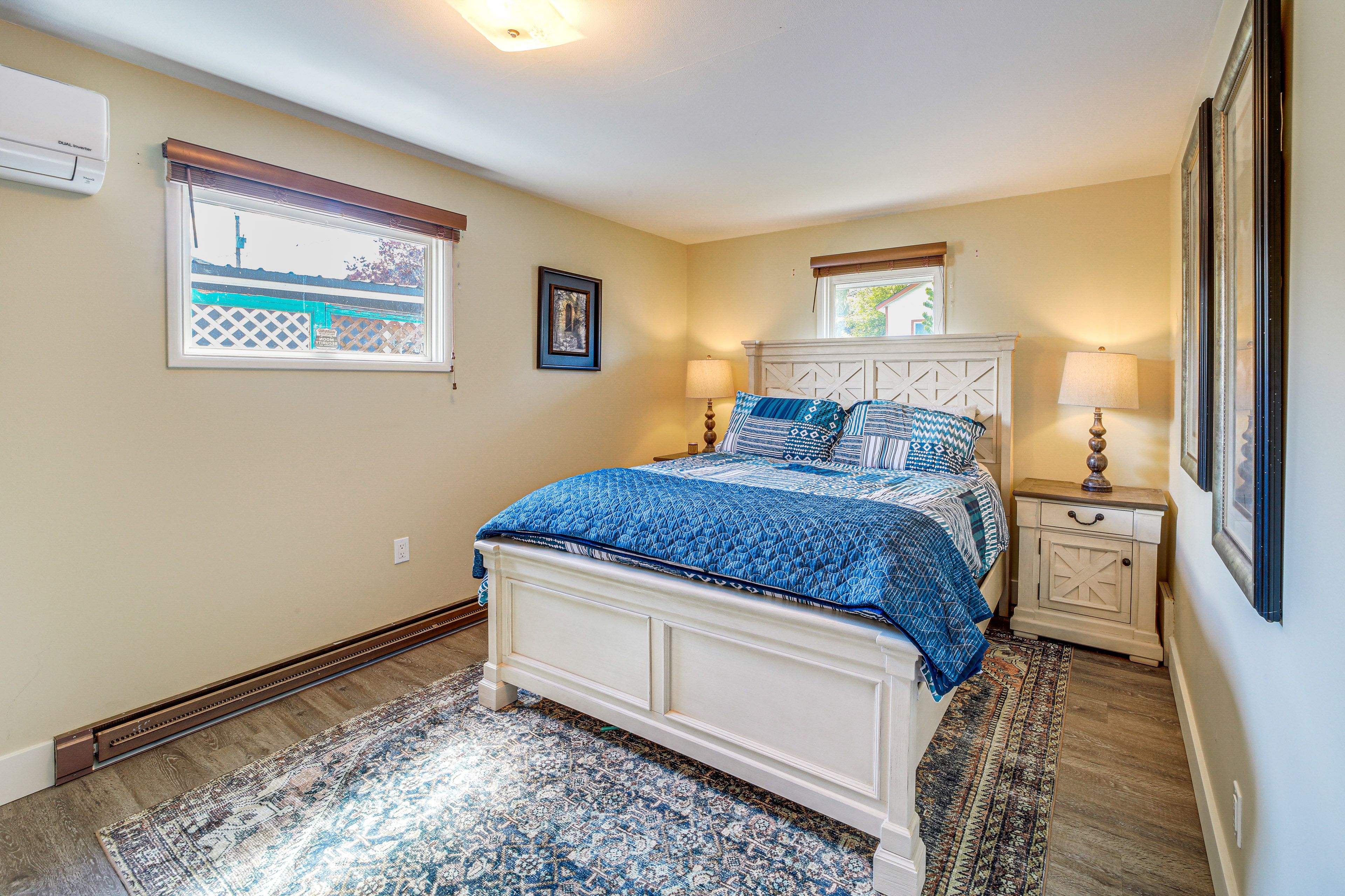 Bedroom 2 | Queen Bed | 1st Floor | Hangers
