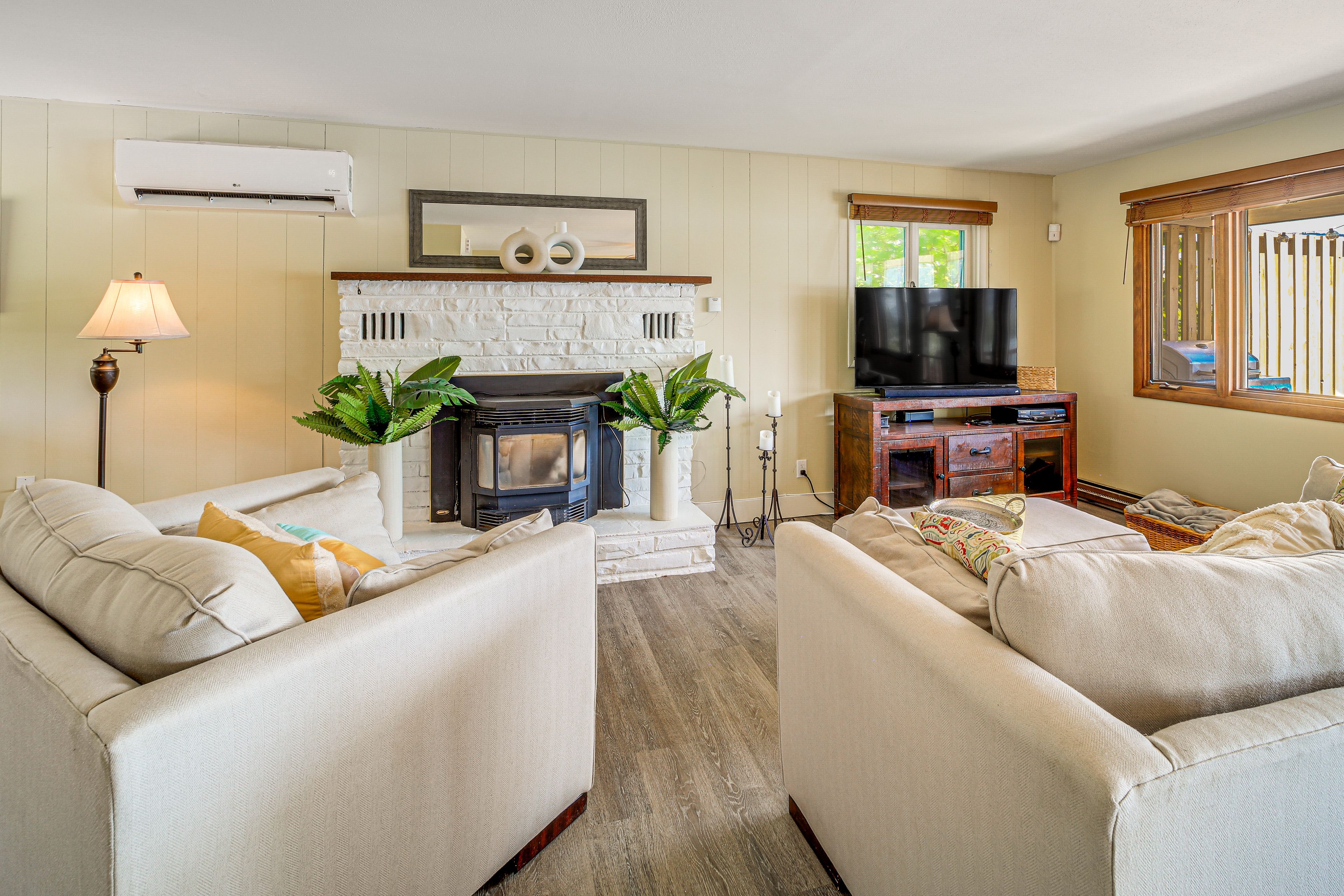 Living Room | 1st Floor | Central Heating & A/C | Free WiFi | Smart TV