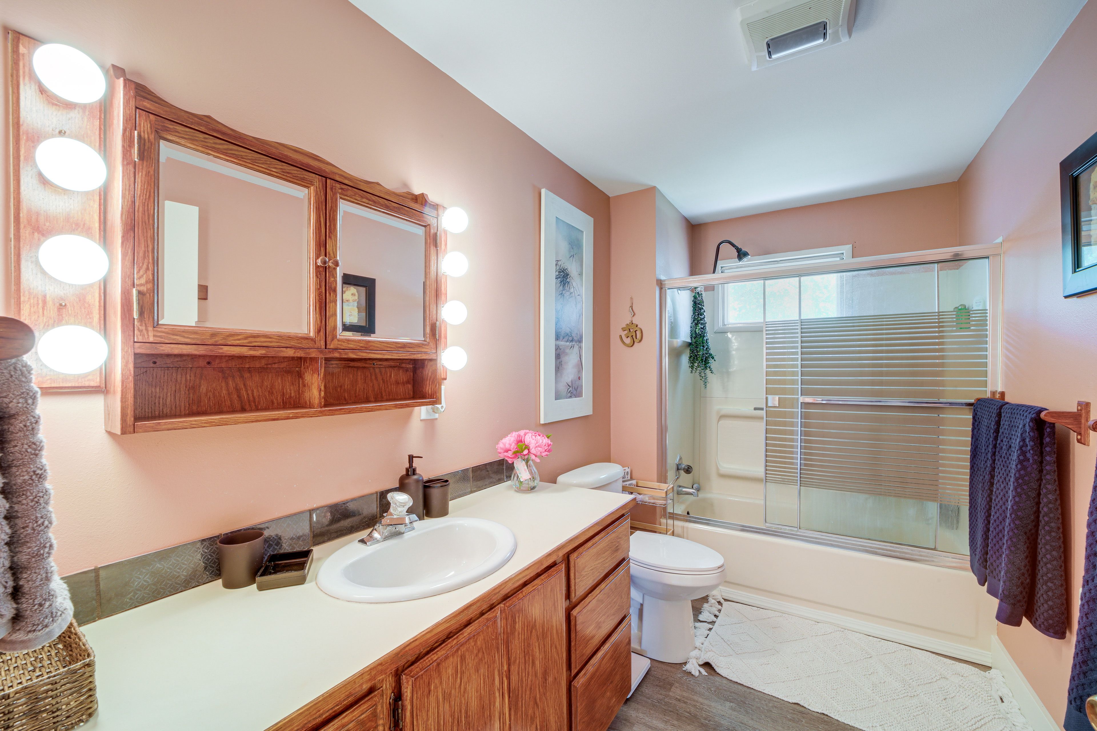 Full Bathroom | 1st Floor | Towels Provided | Complimentary Toiletries