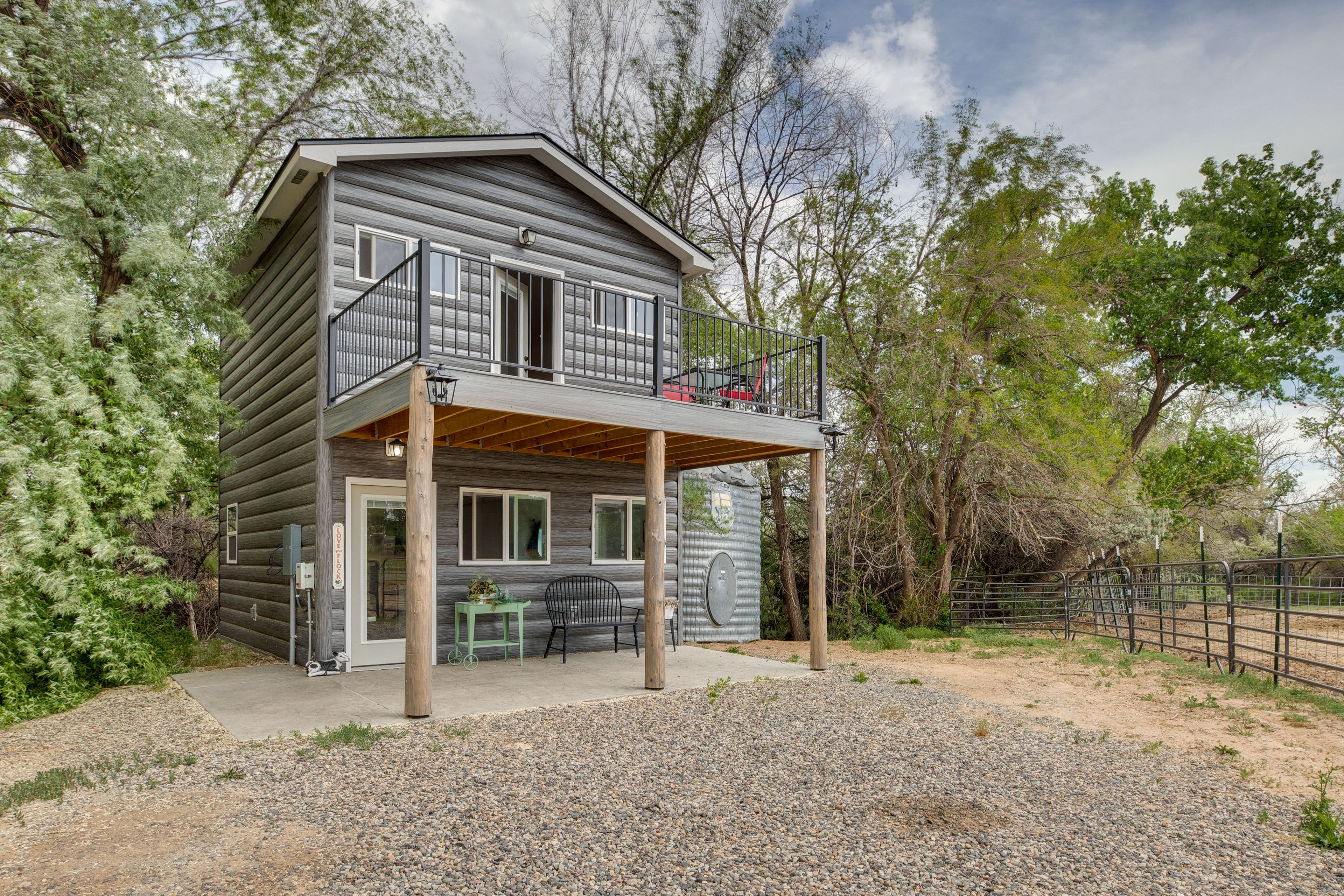 Exterior | Gravel Driveway (1 Vehicle)