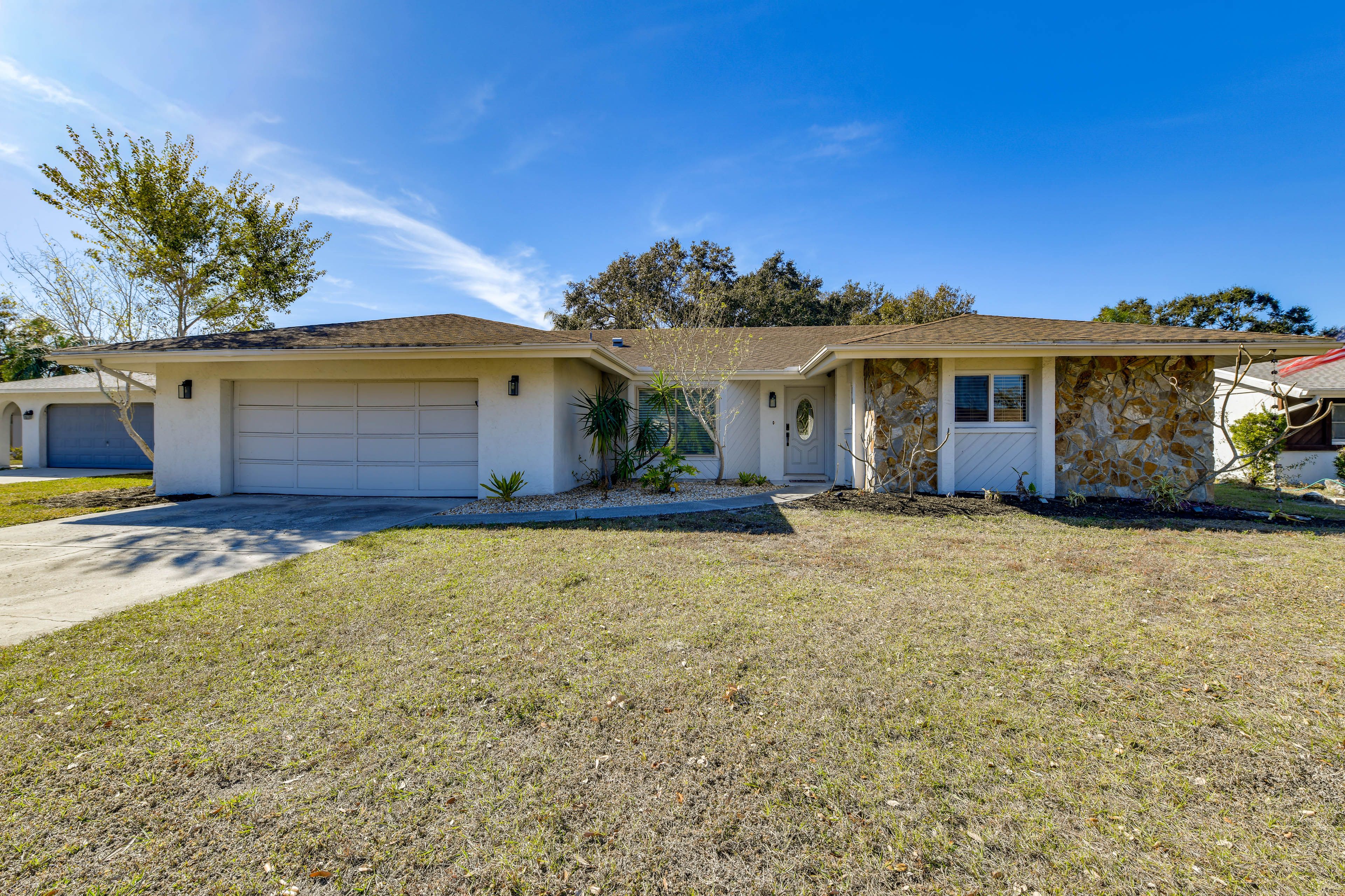 RV Parking Allowed (25' Max, 14-Day Max)