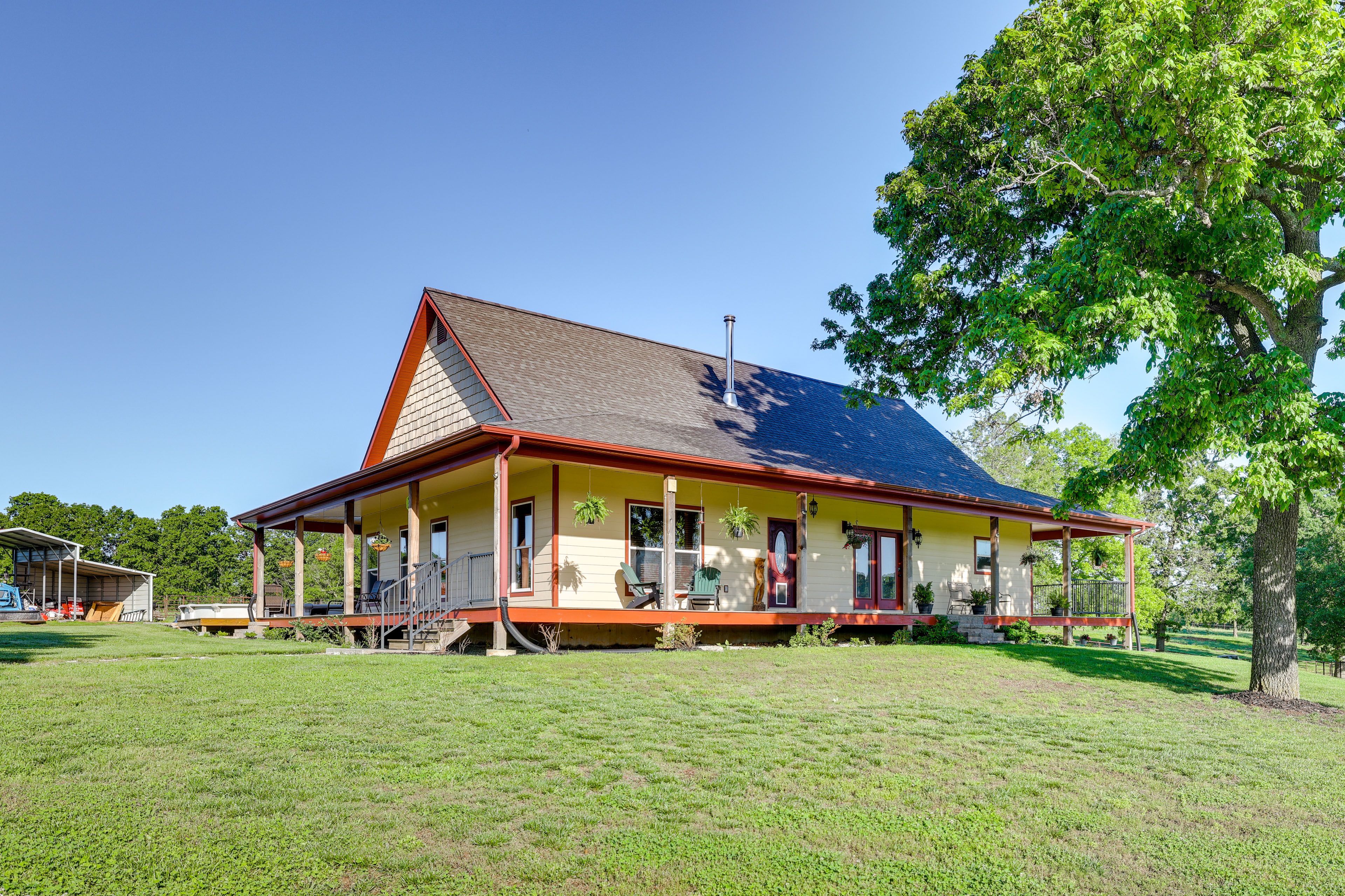 Neosho Vacation Rental | 2BR | 2BA | 1,900 Sq Ft | Stairs Required
