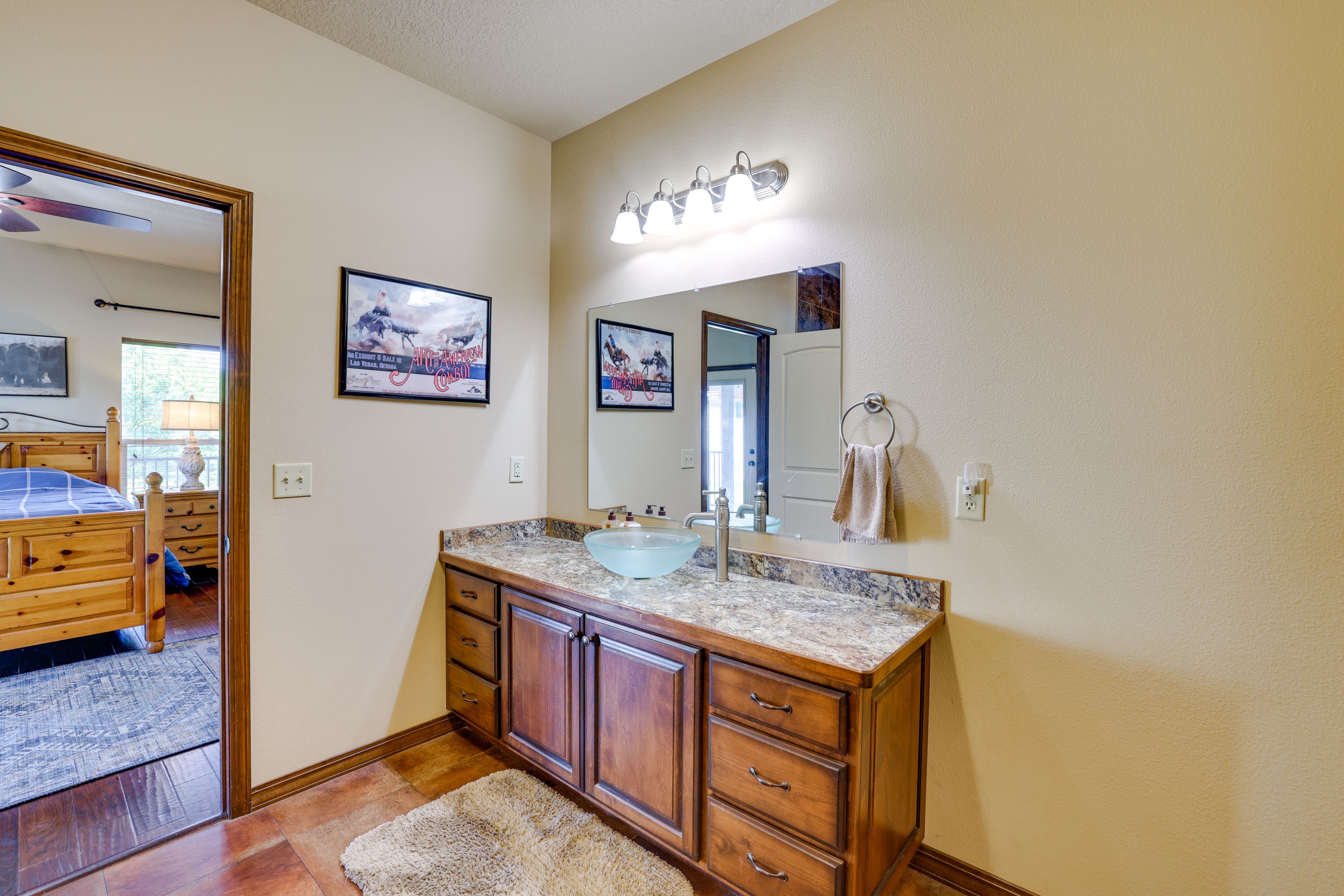 Full Bathroom | Towels Provided