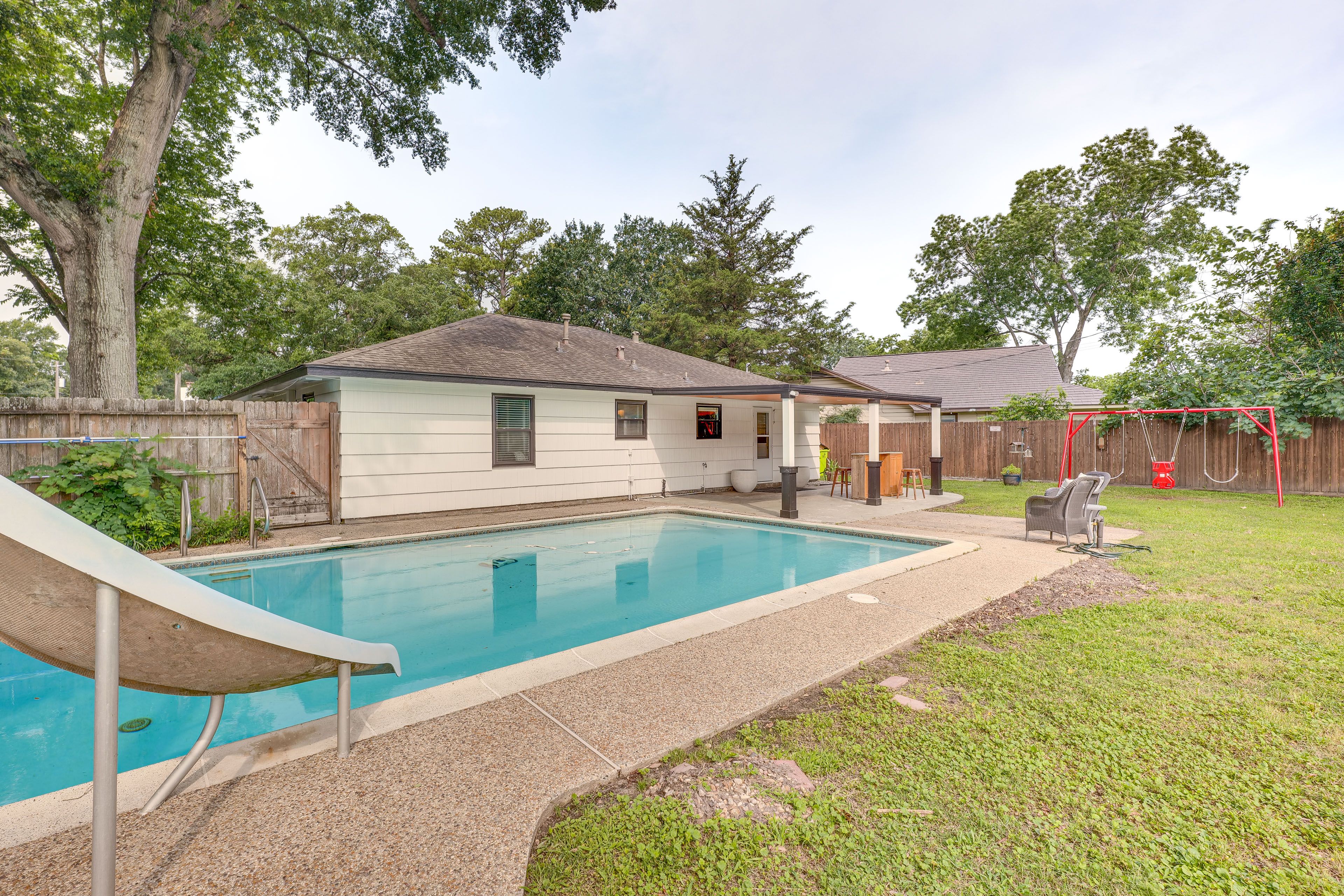 Tomball Vacation Rental | 2BR | 1BA | Half Step Required | 1,800 Sq Ft