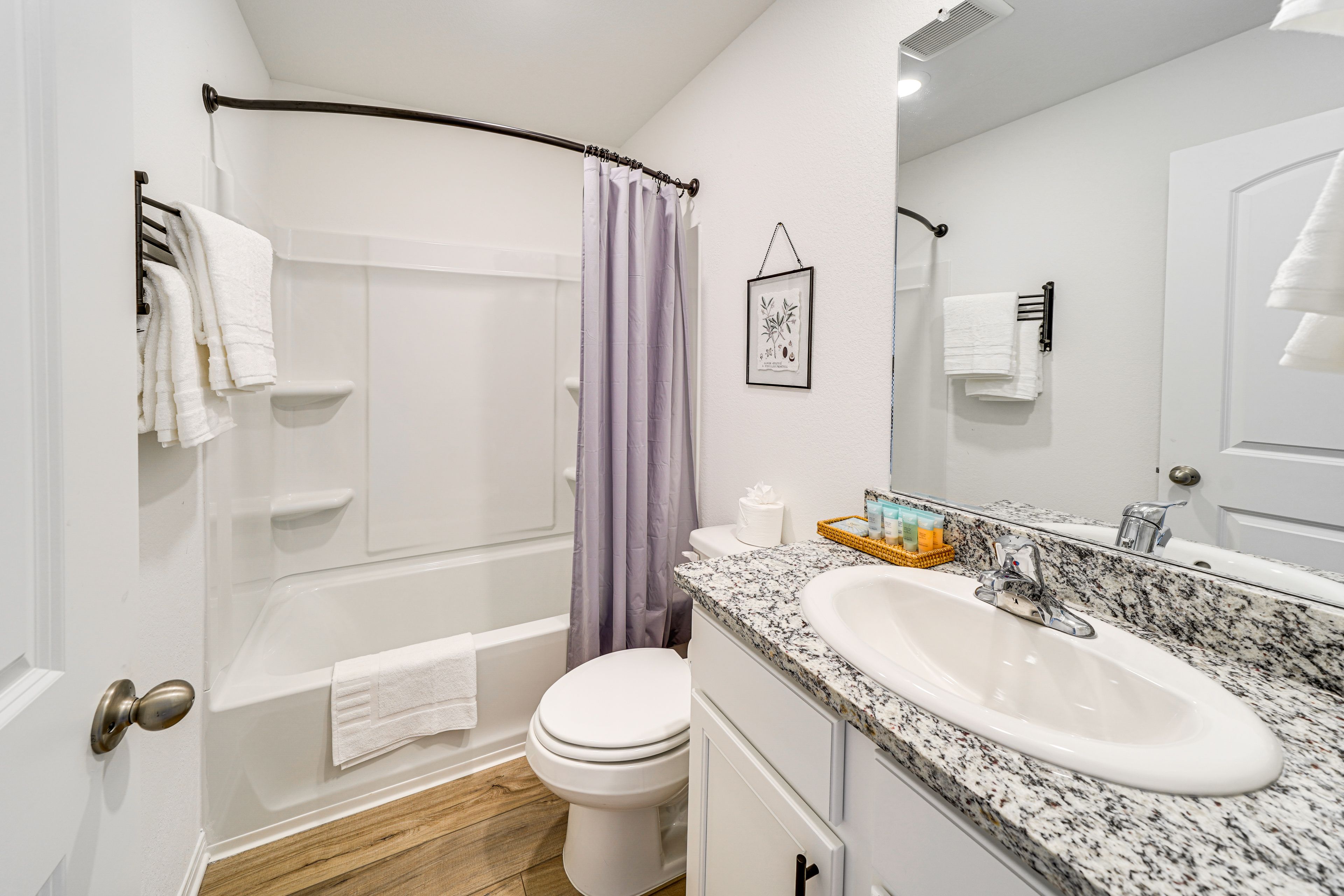 Full Bathroom | Towels Provided