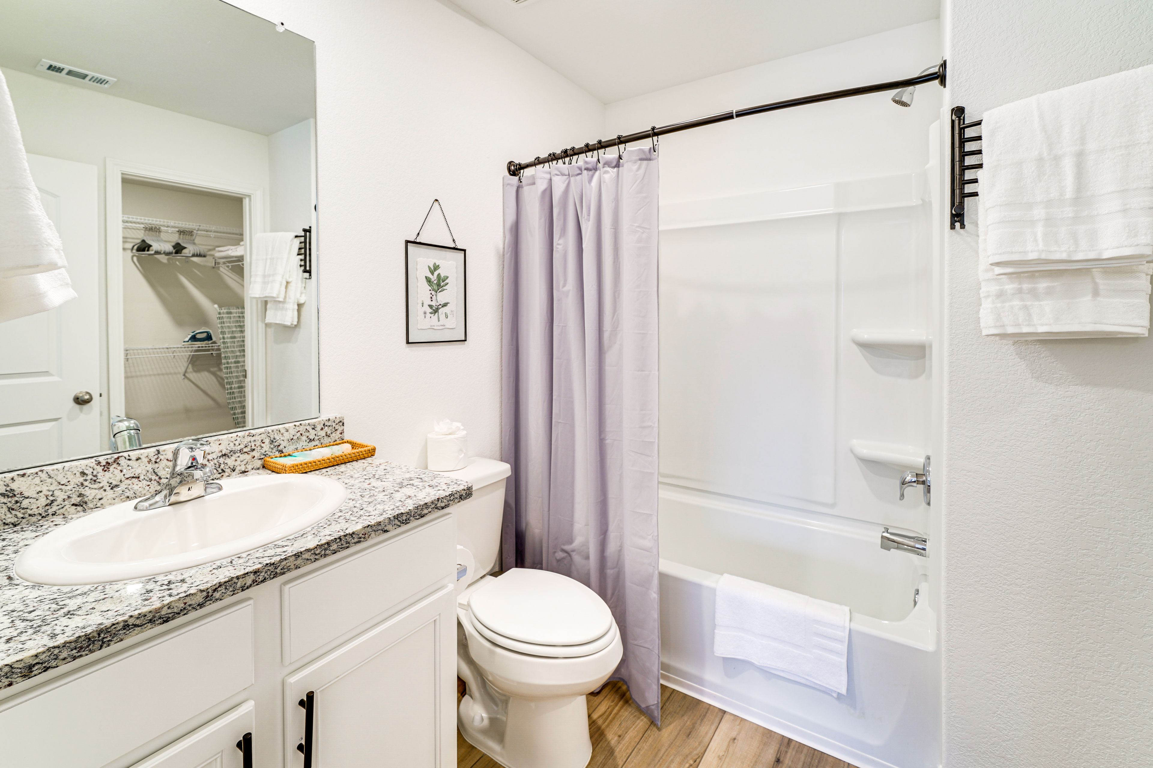 Full Bathroom | Complimentary Toiletries