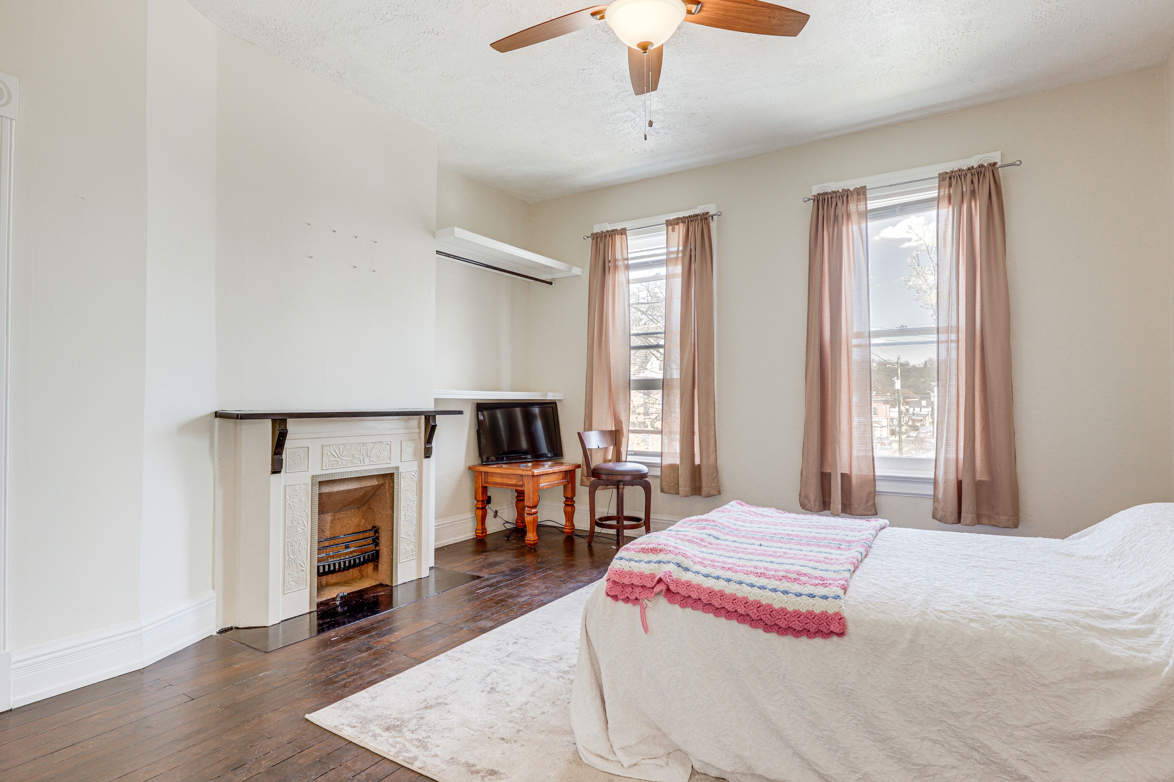 Bedroom 2 | 2nd Floor | Full Bed | Smart TV | Fireplace