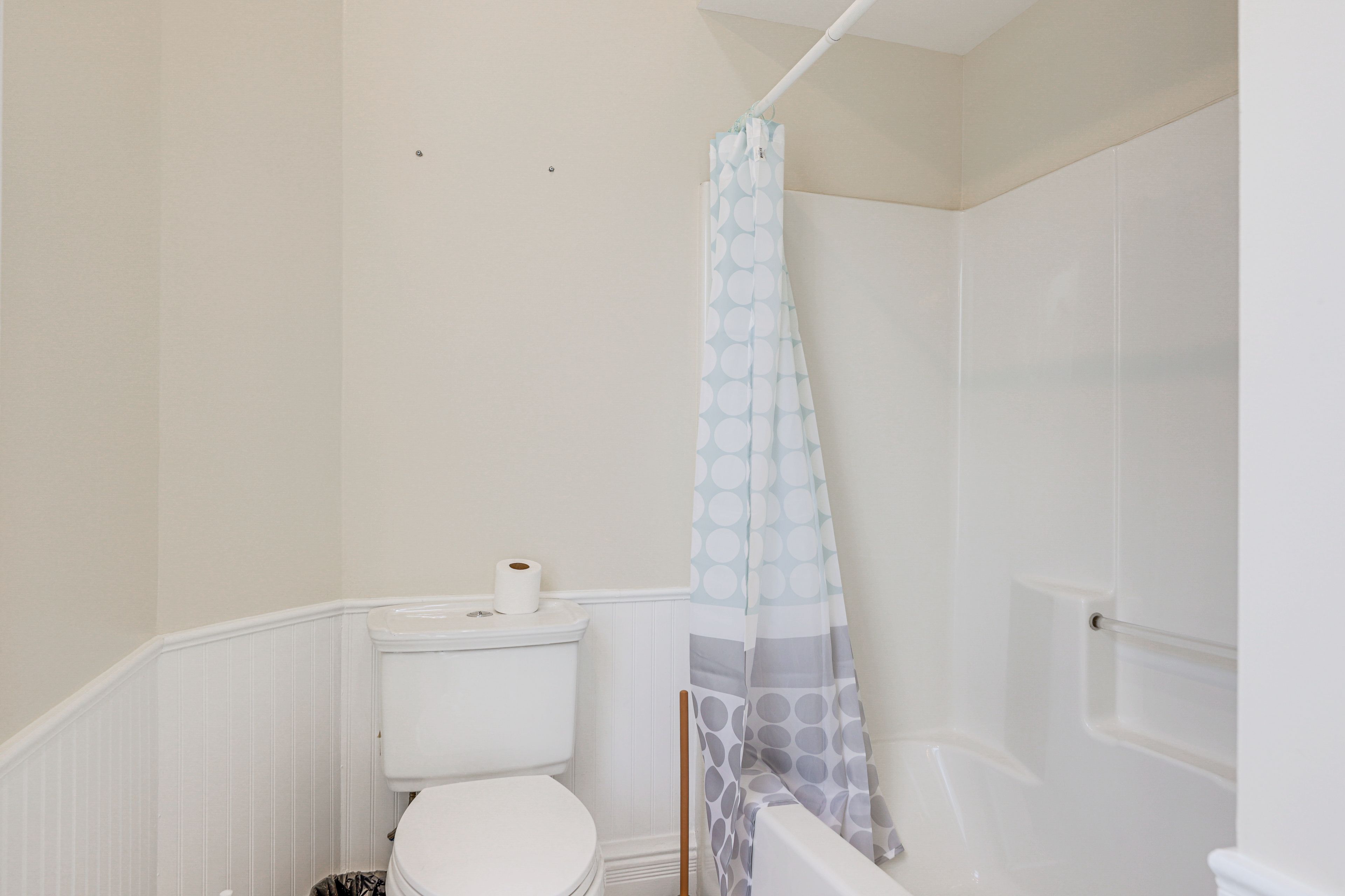 Full Bathroom | 2nd Floor | Shower/Tub Combo | Towels Provided