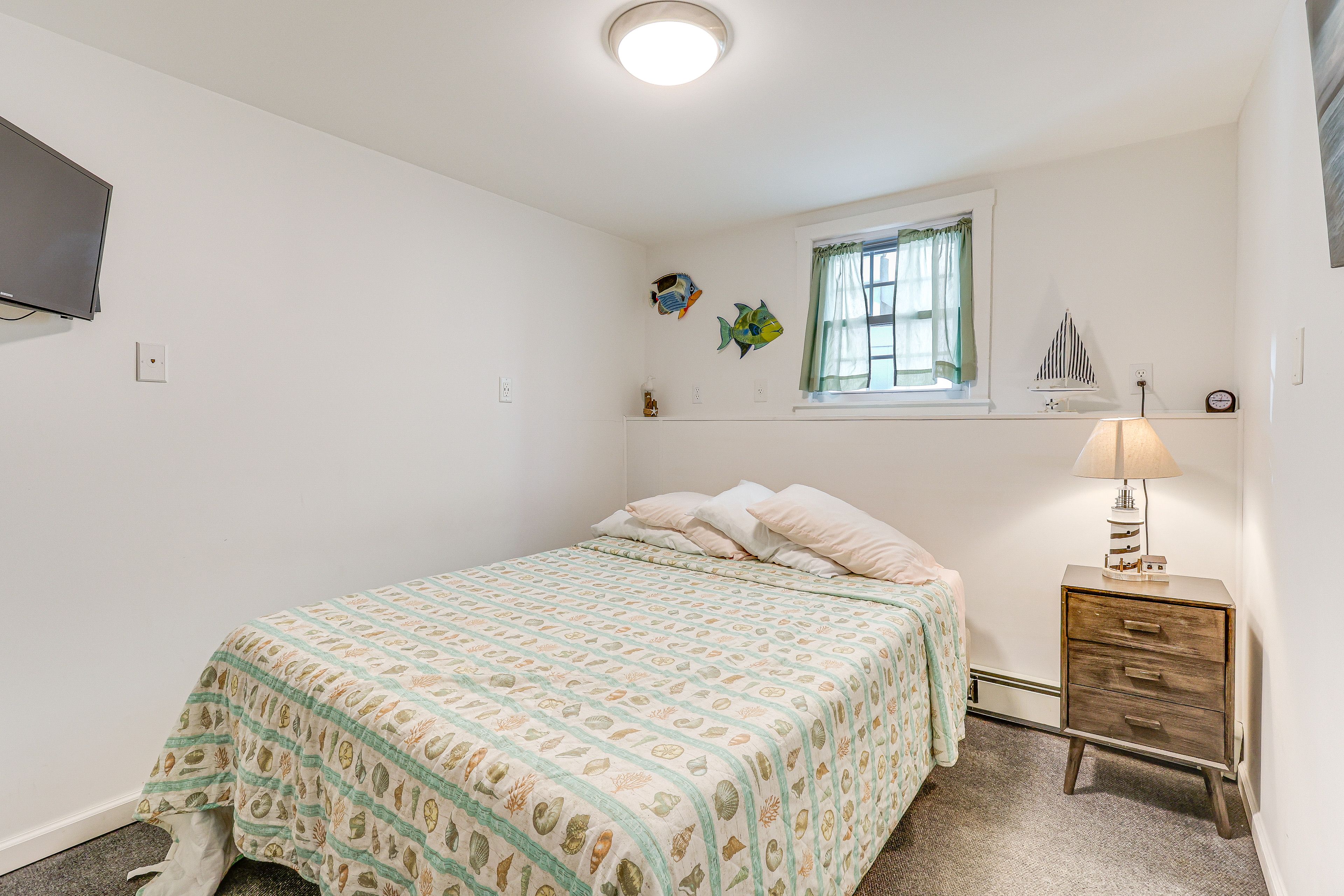 Bedroom 1 | Queen Bed
