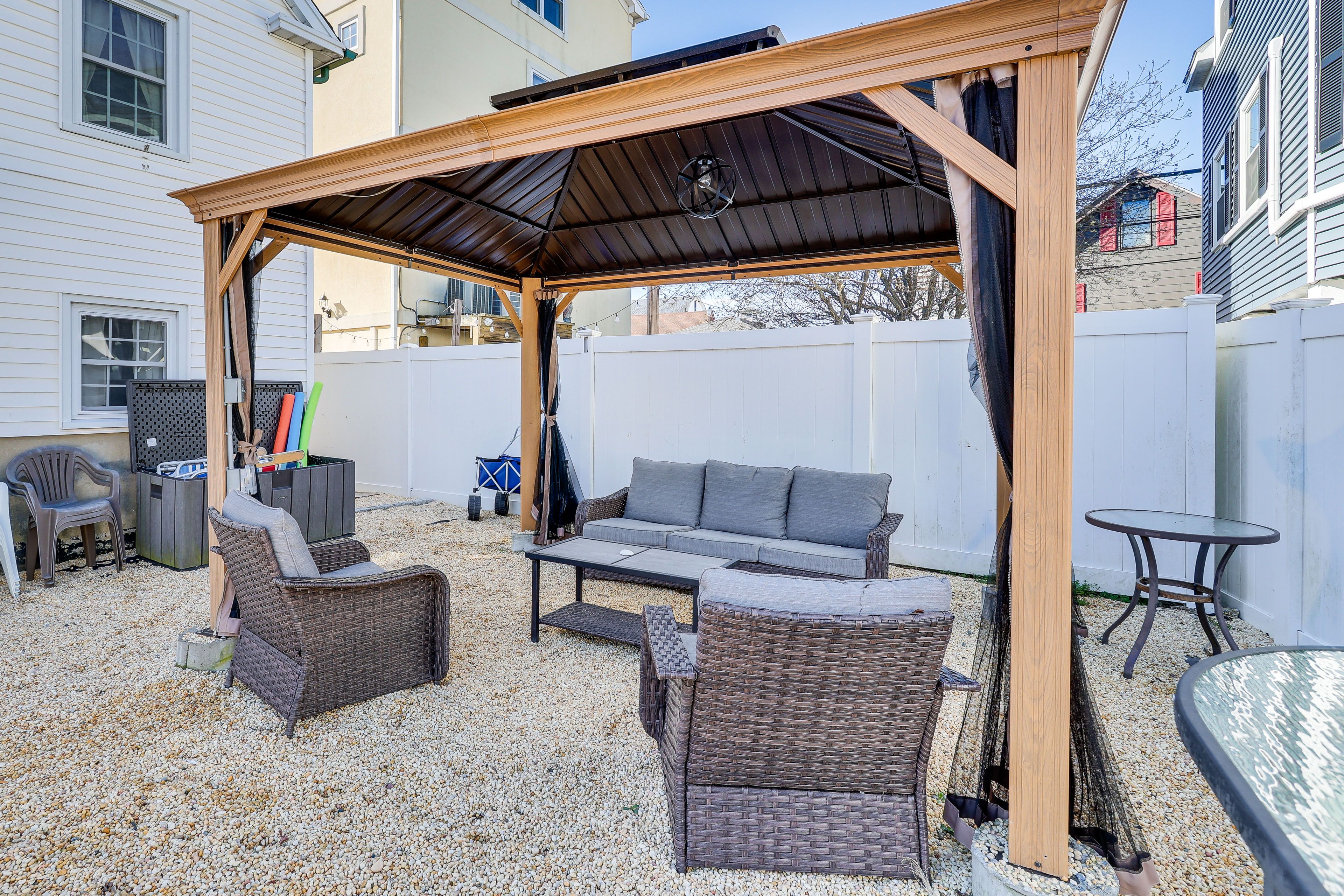 Milford Vacation Rental | 2BR | 1BA | 1,100 Sq Ft | 1 Interior Step Required
