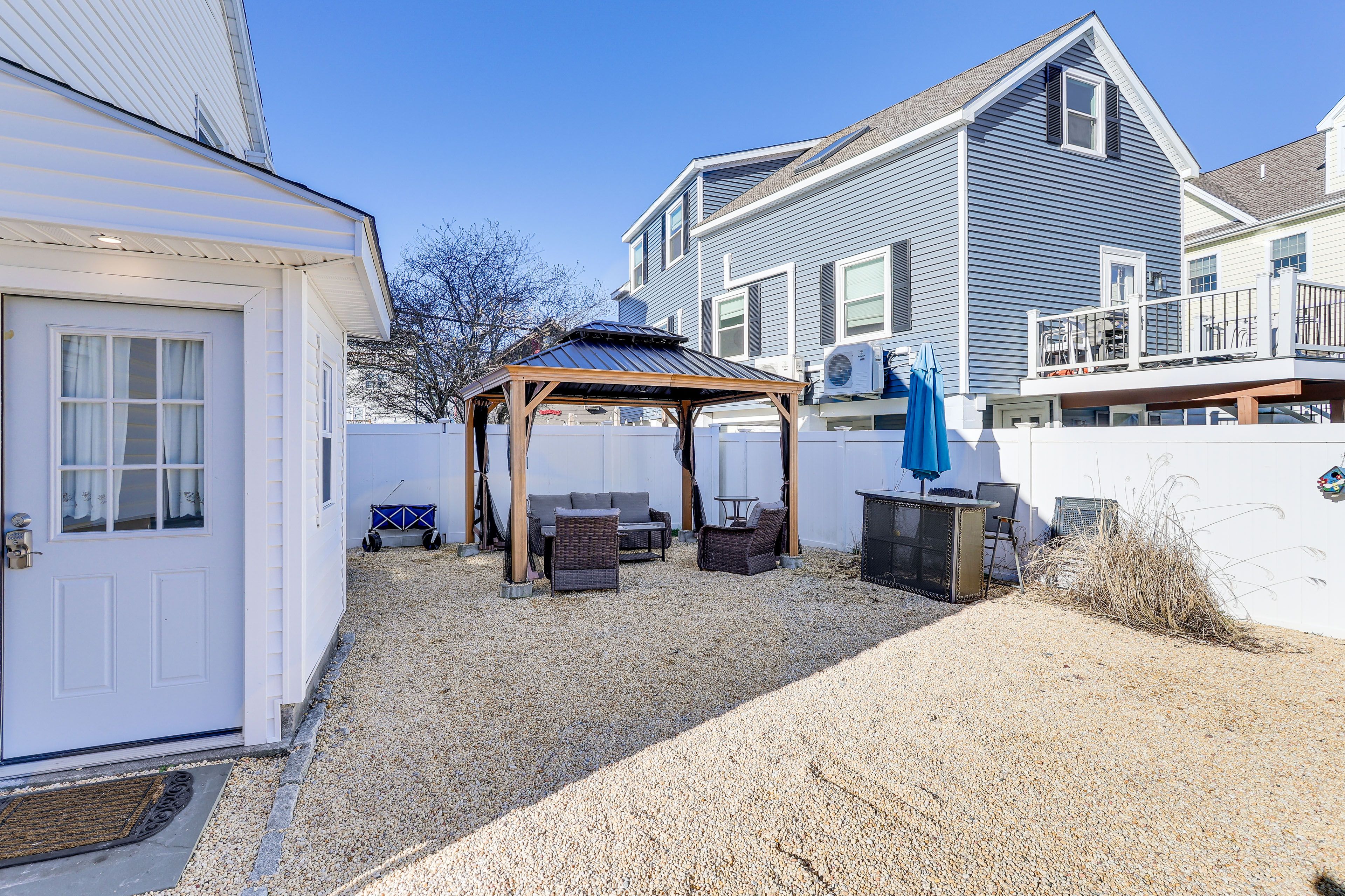 Private Yard | Gas Grill | Beach Gear (Towels, Umbrella & Chairs)