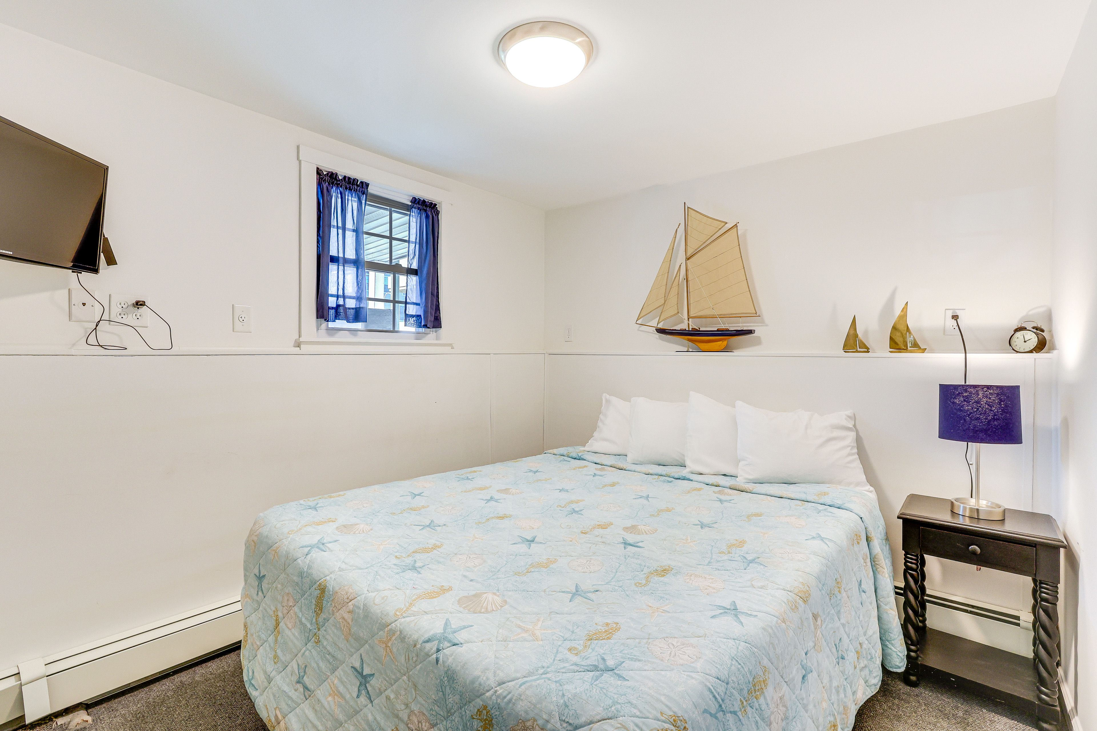 Bedroom 2 | Queen Bed
