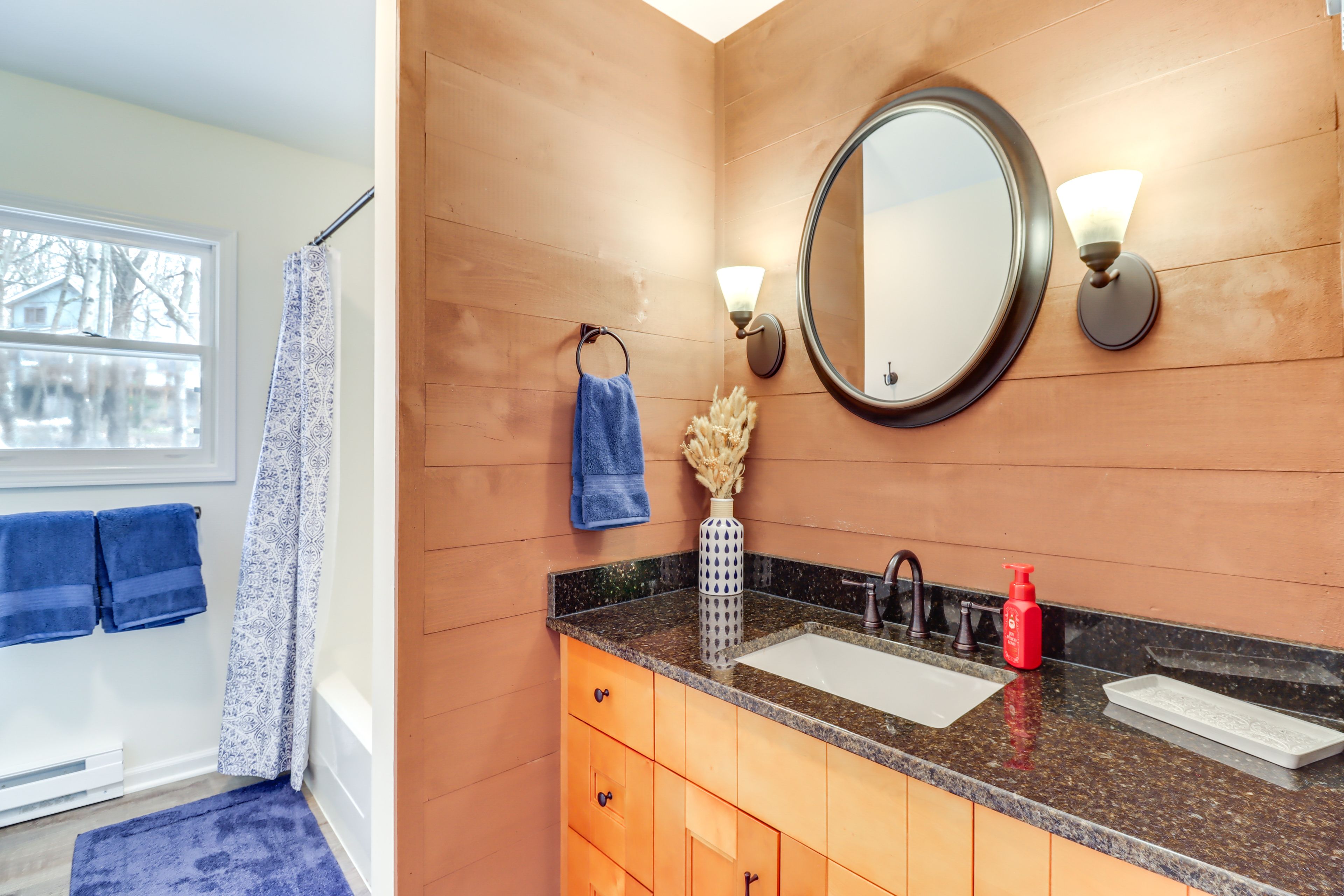 Full Bathroom | Complimentary Toiletries | Towels Provided | 1st Floor