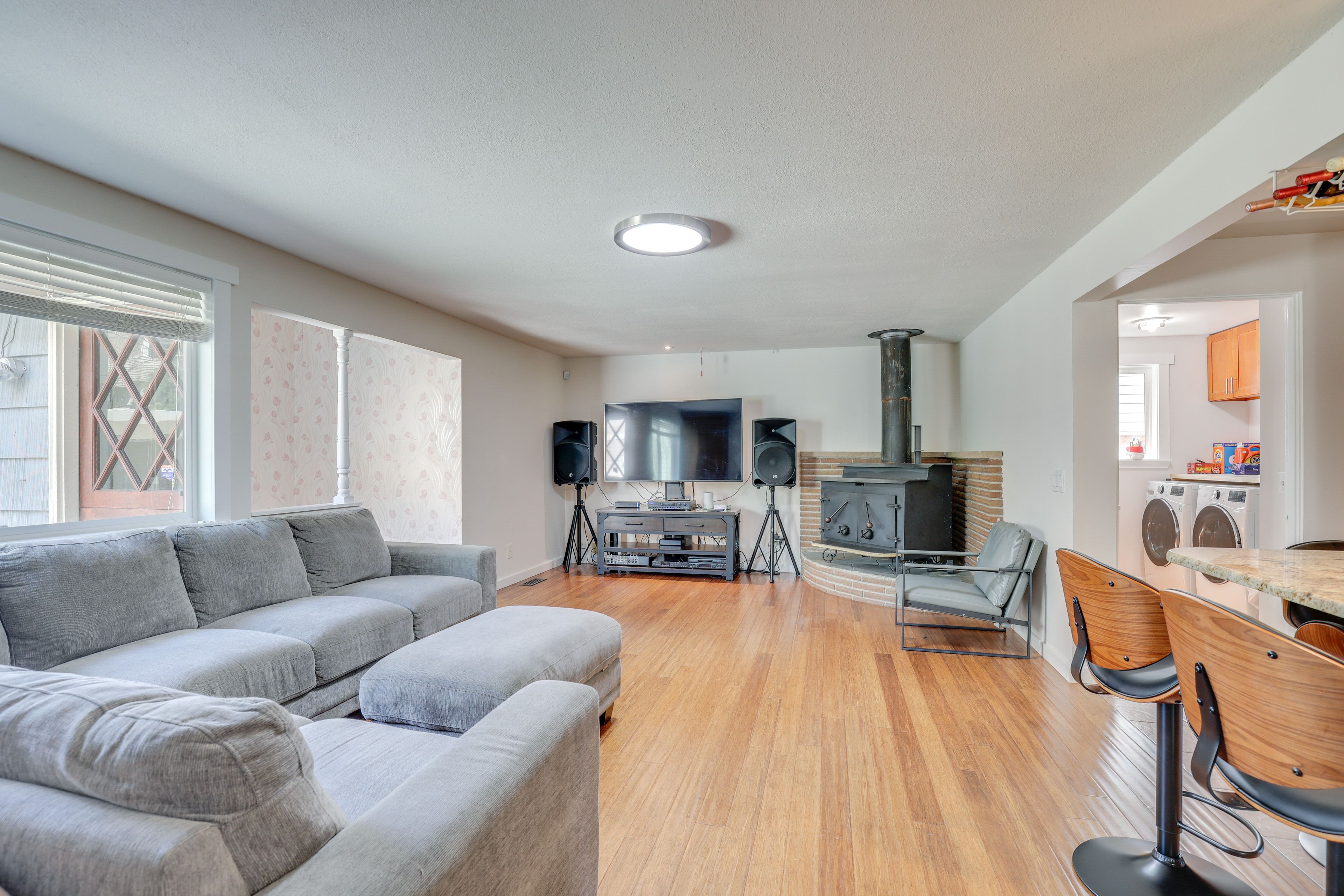 Living Room | Smart TV | Central A/C + Heating