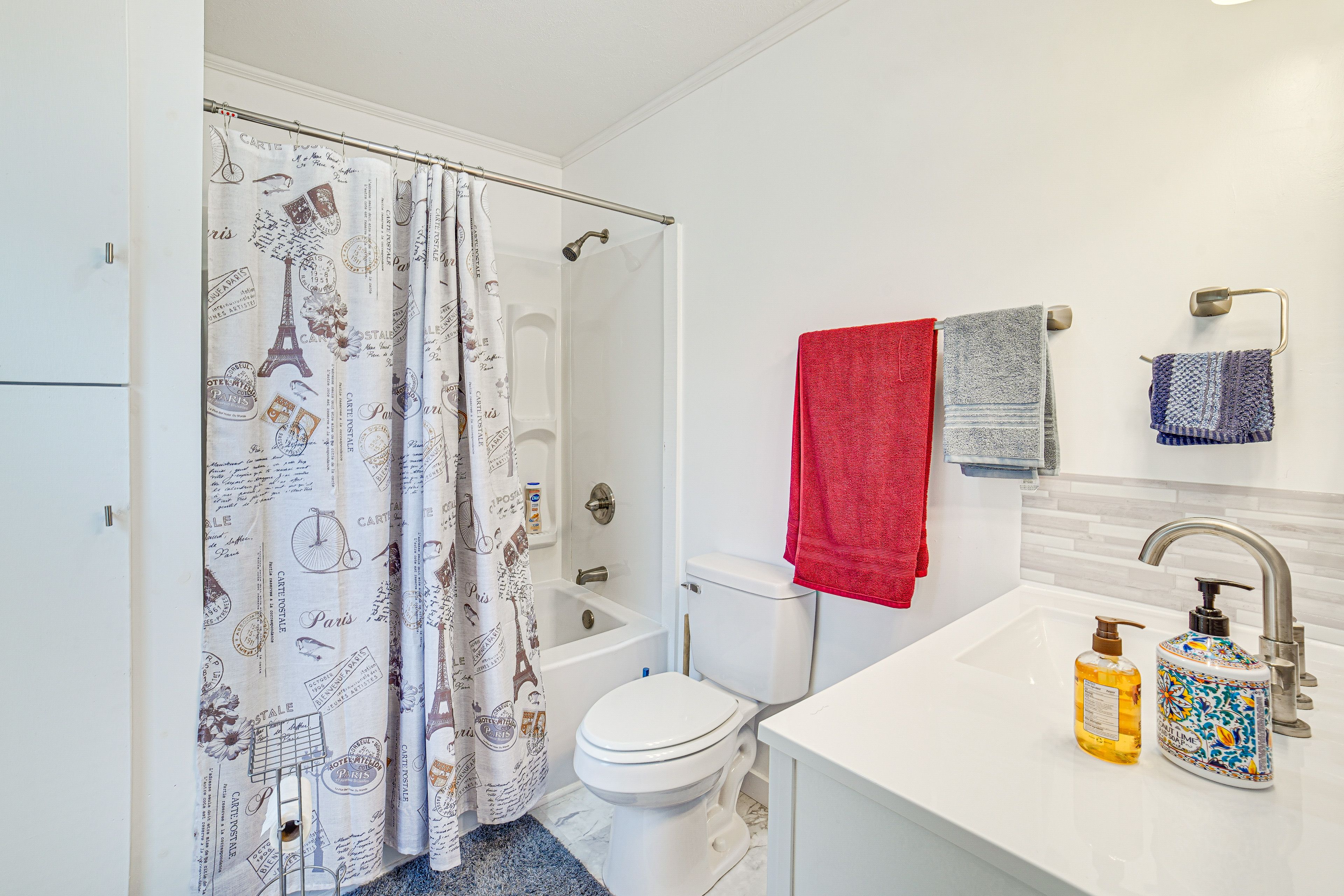 Full Bathroom | Shower/Tub Combo | Complimentary Toiletries