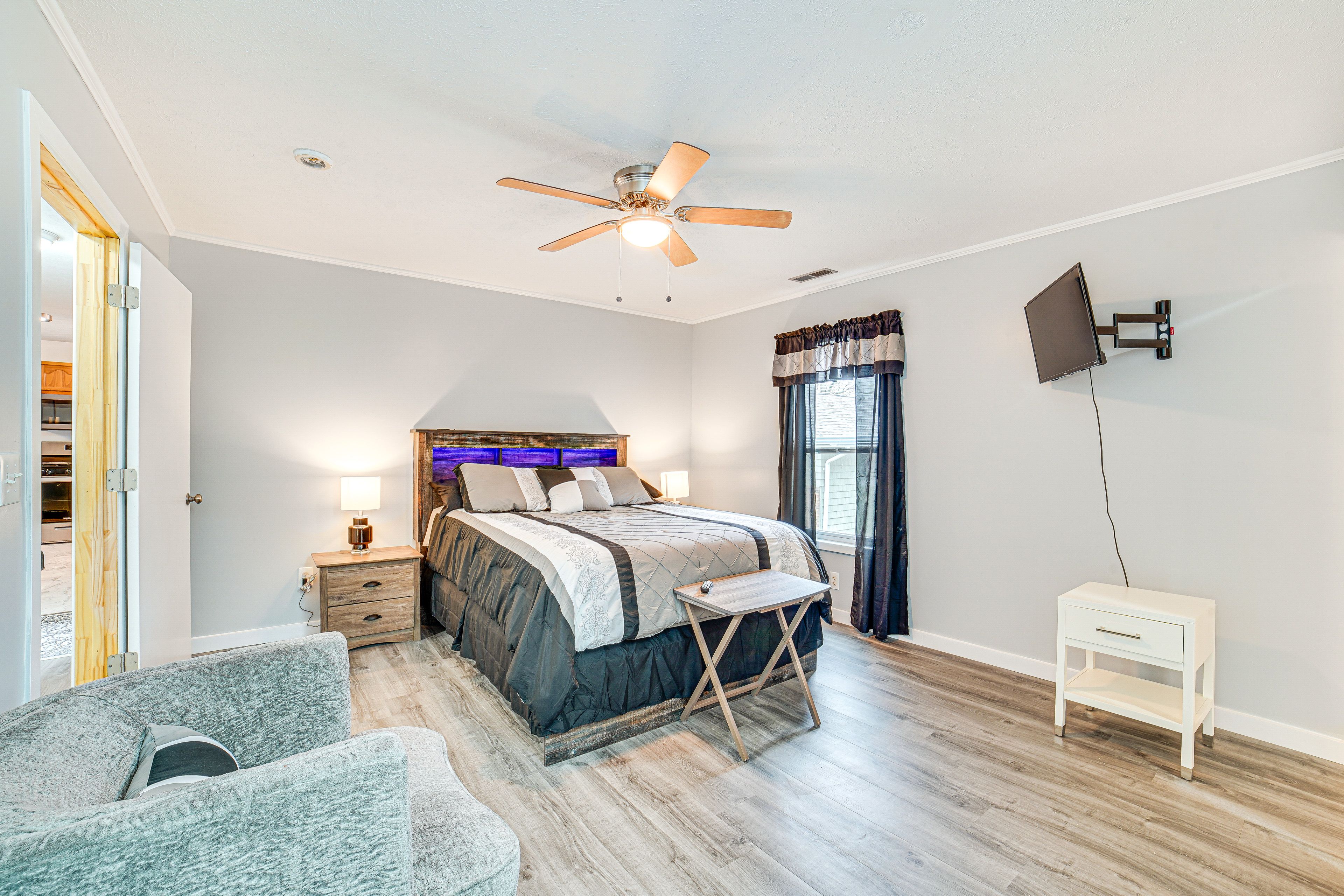 Bedroom 1 | Queen Bed | Smart TV | Linens Provided | En-Suite Bathroom
