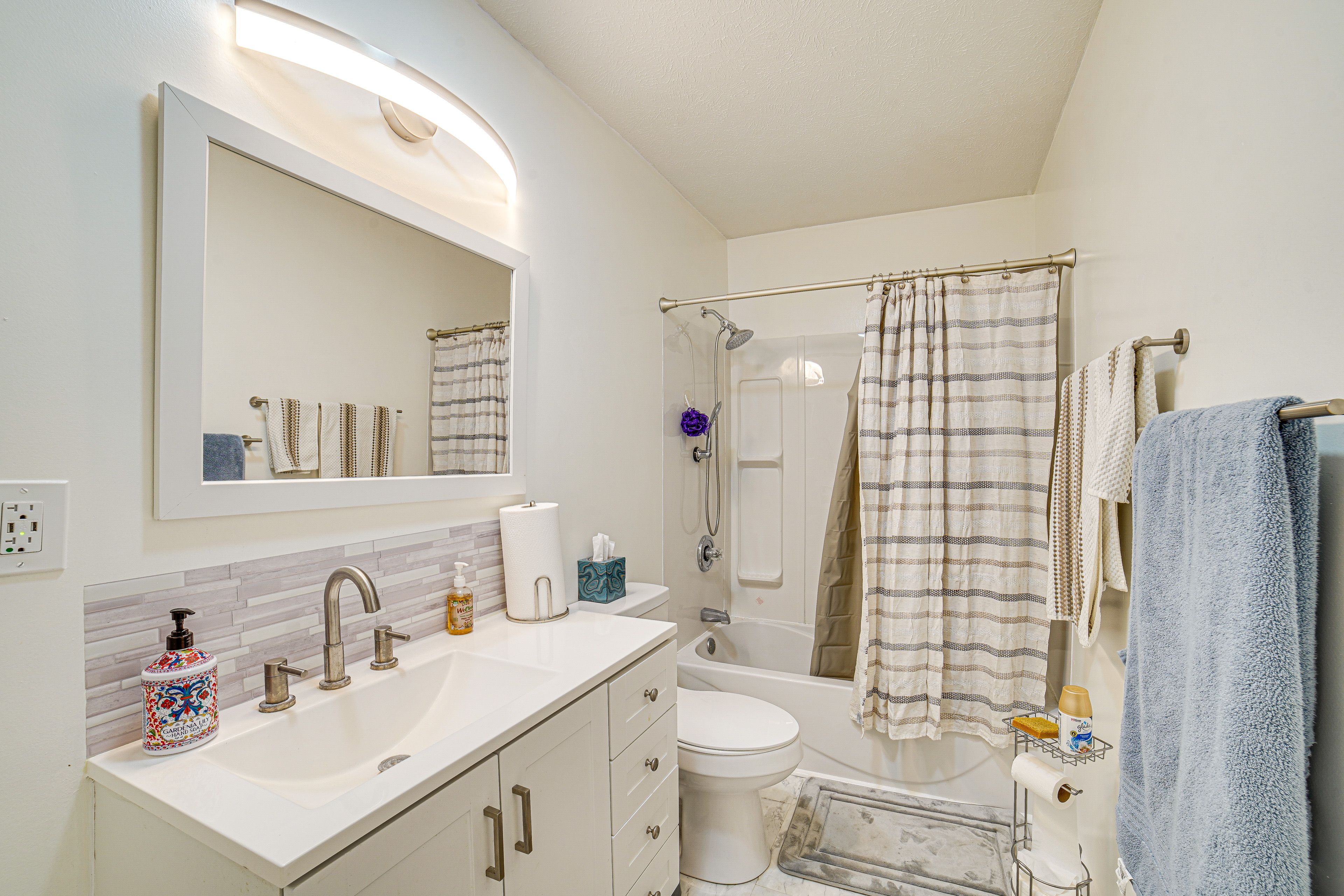 Full Bathroom | Shower/Tub Combo | Towels Provided
