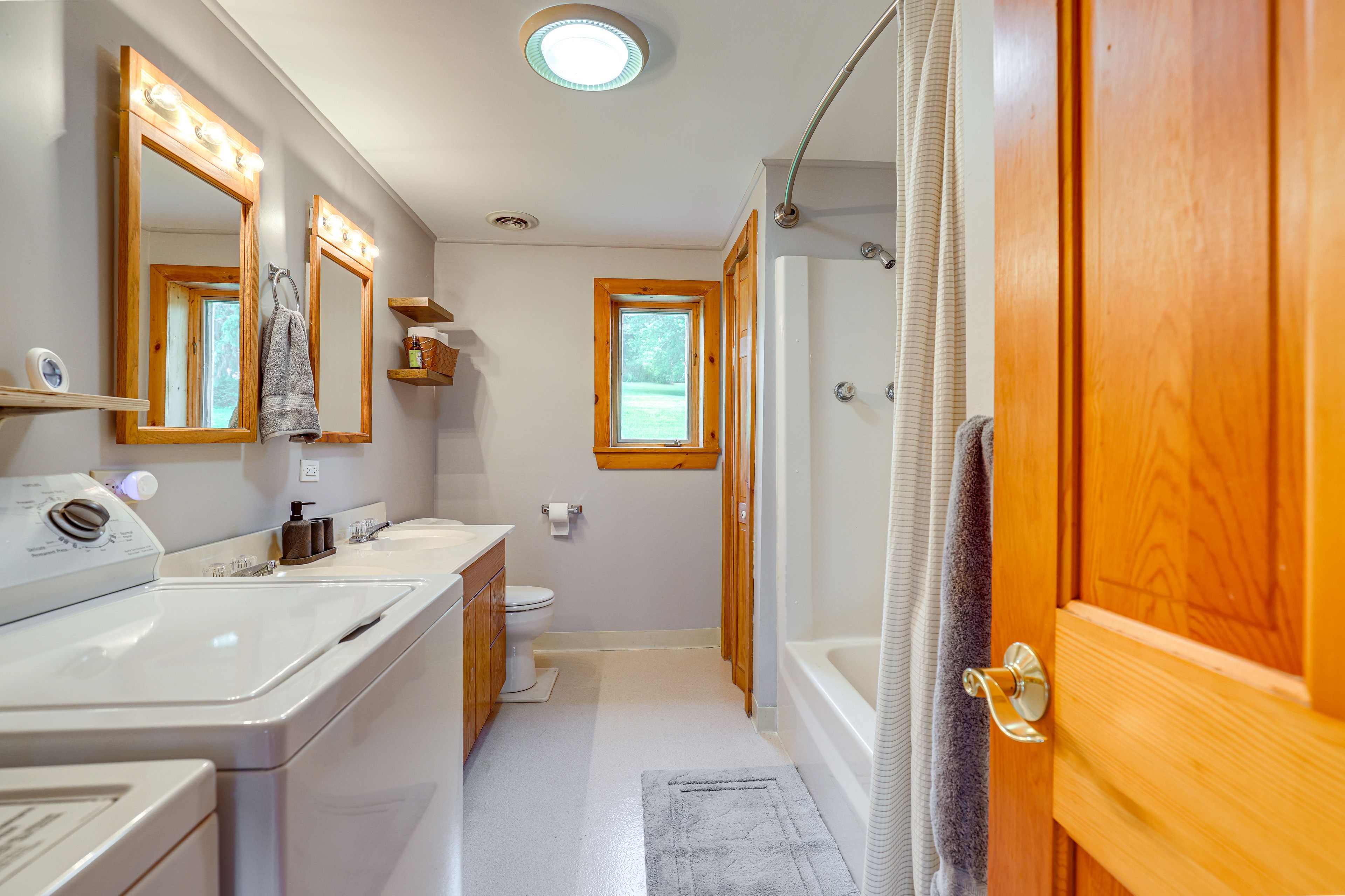 Full Bathroom | 1st Floor | Washer & Dryer