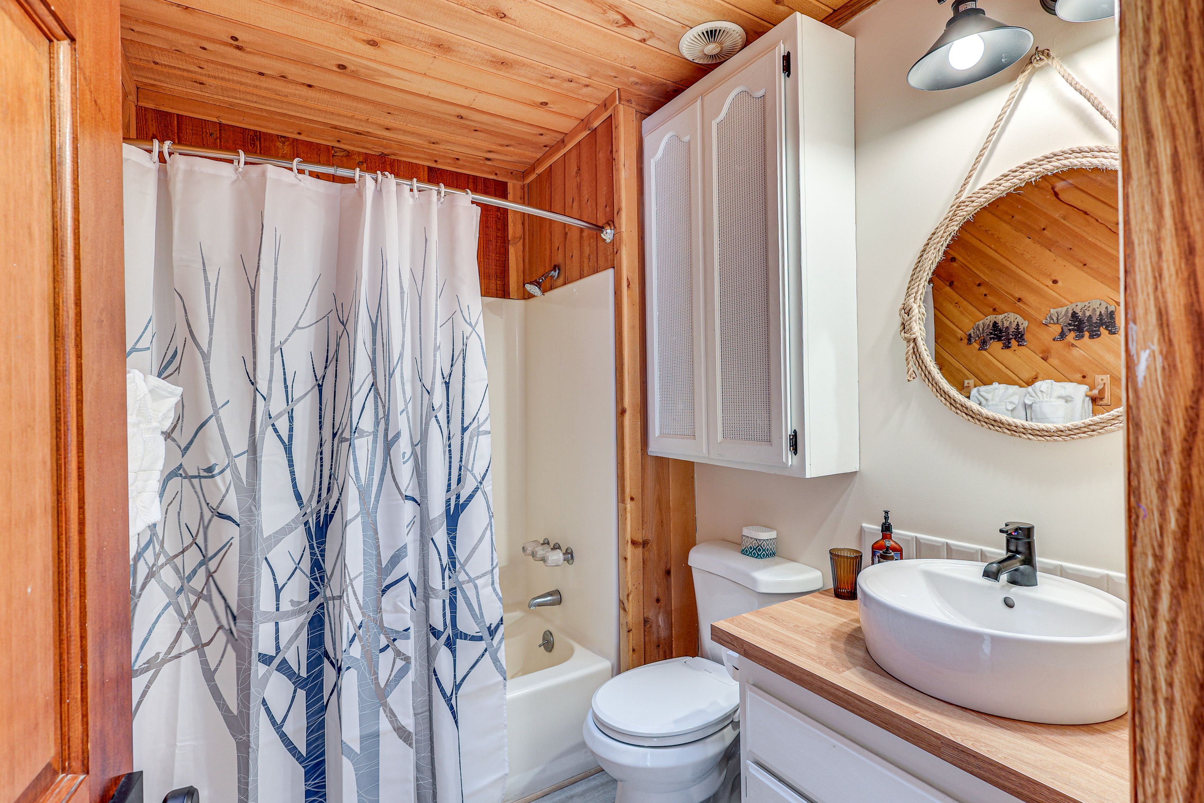 Full Bathroom | Towels Provided