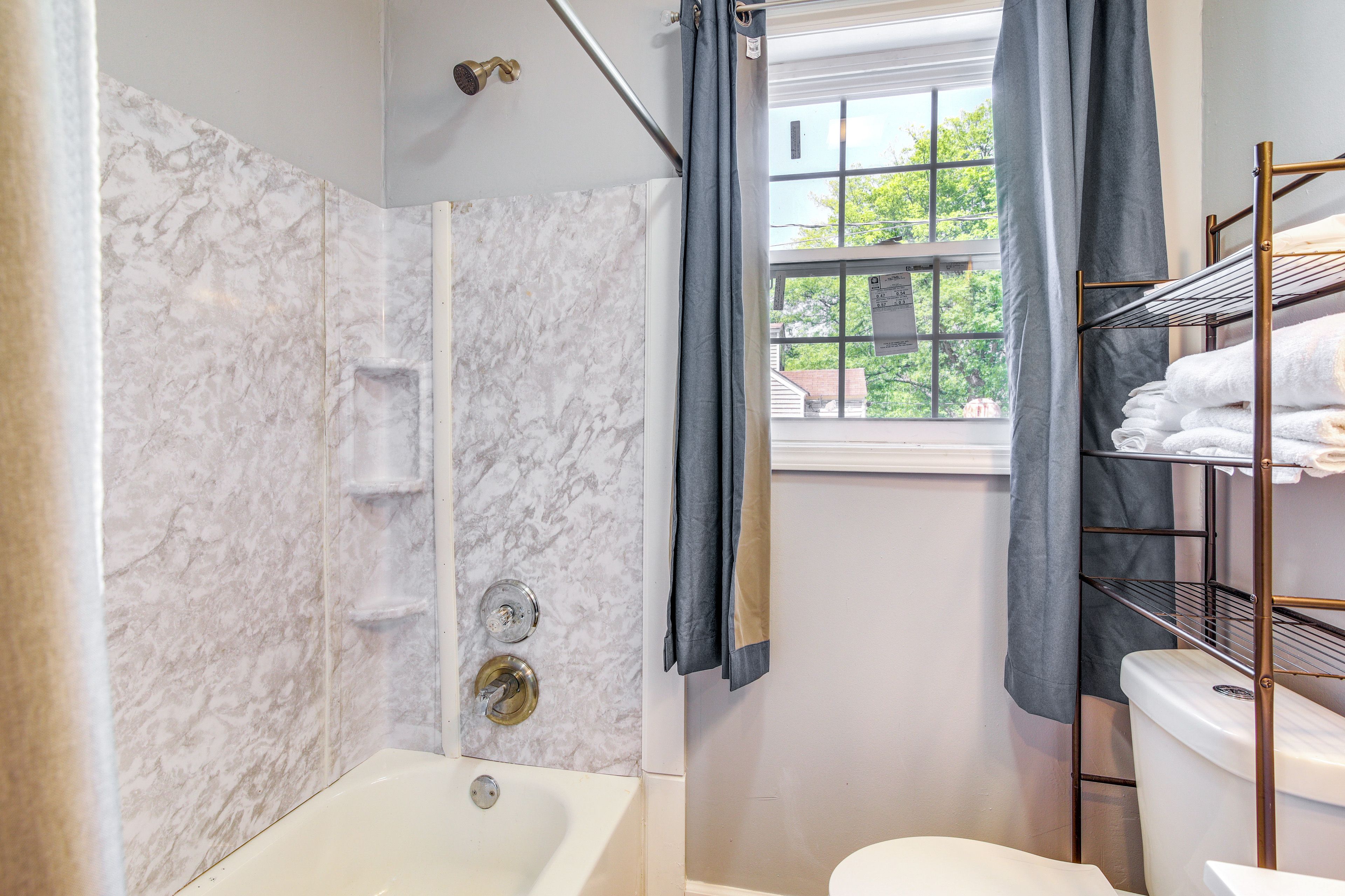 Studio | Full Bathroom | Towels Provided