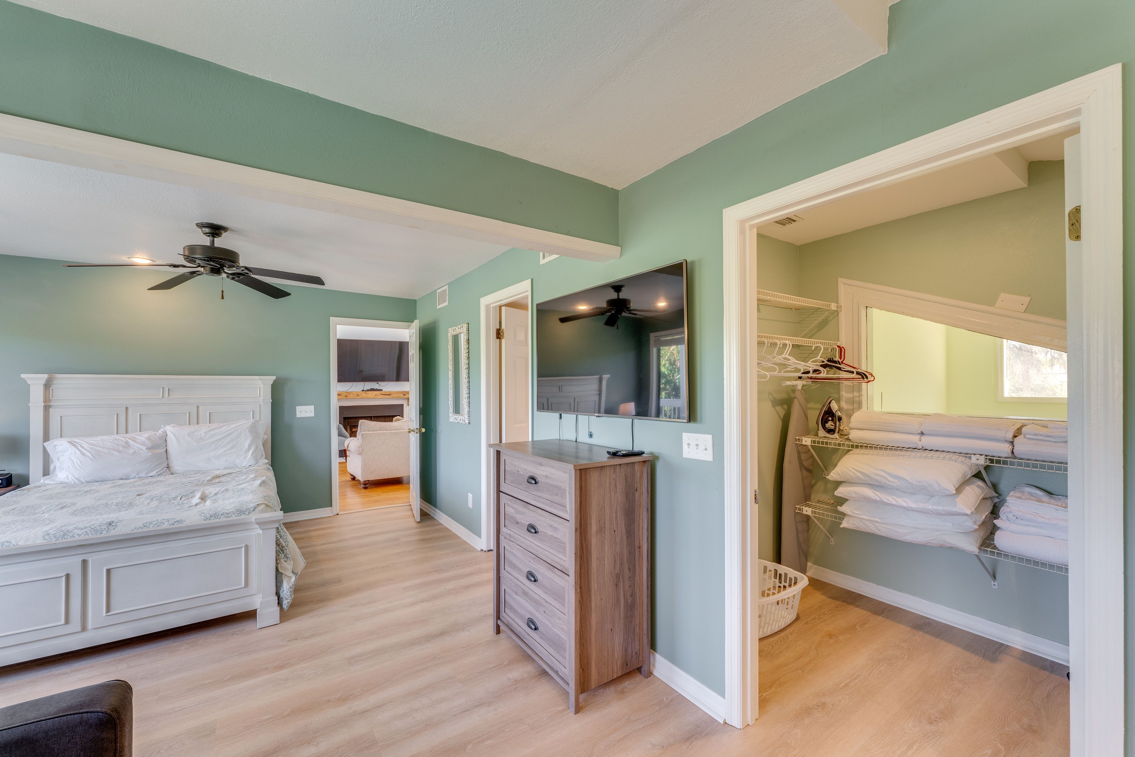 Bedroom 2 | 2nd Floor | Queen Bed | Sleeper Sofa | Smart TV | Walk-In Closet