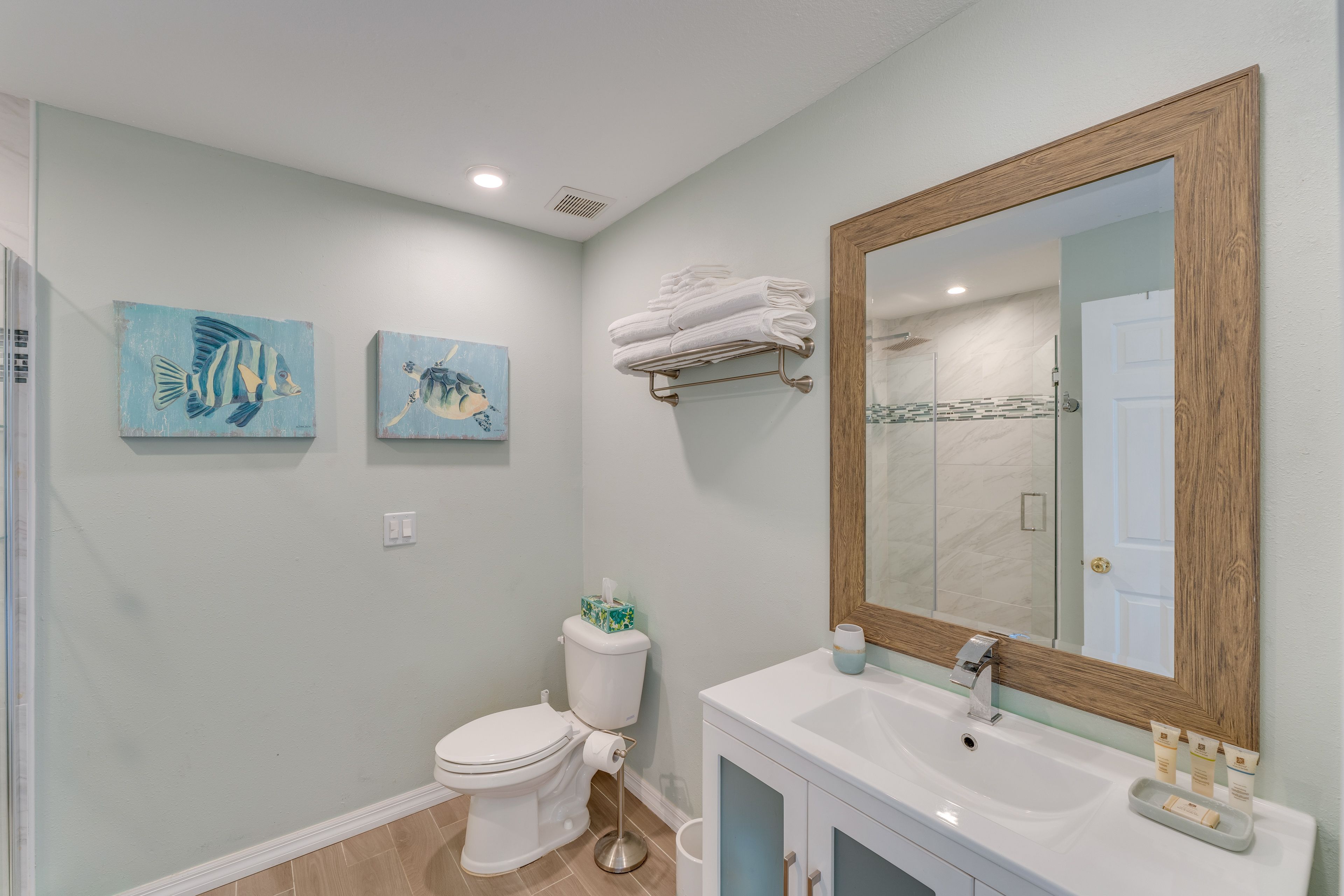 Full Bathroom | 1st Floor | Towels Provided