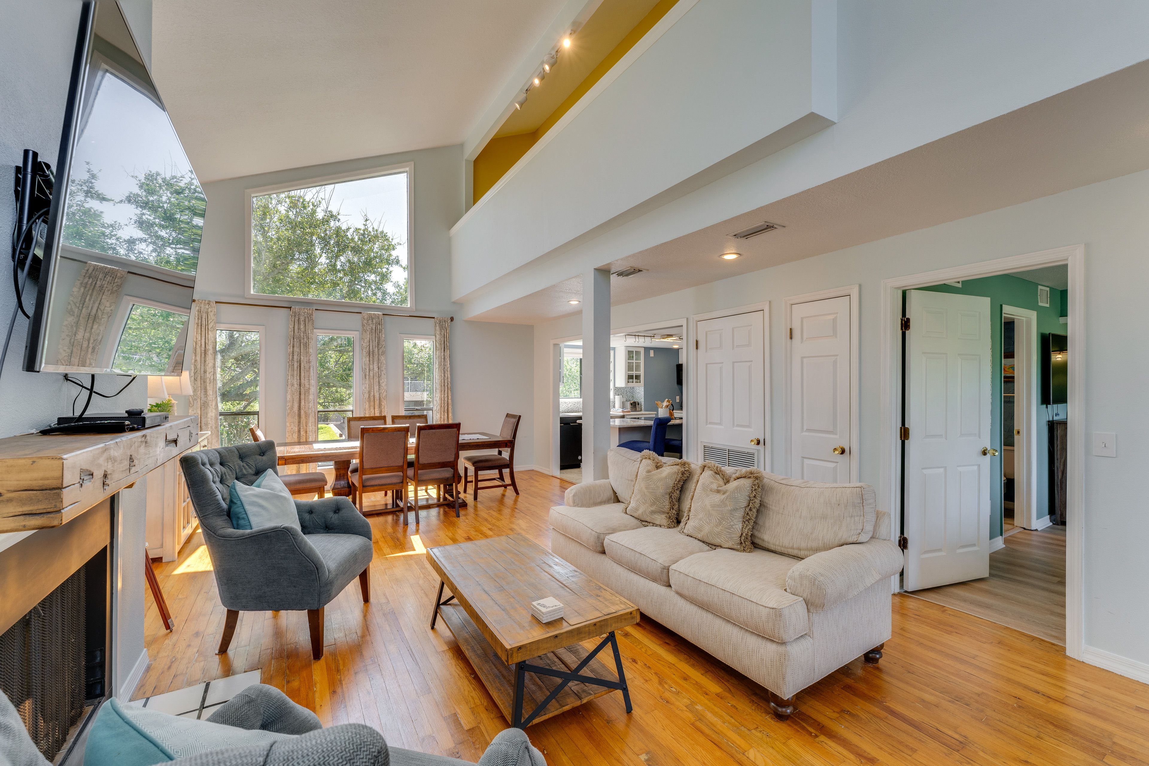 Living Room | 2nd Floor | Smart TV | Free WiFi | Fireplace