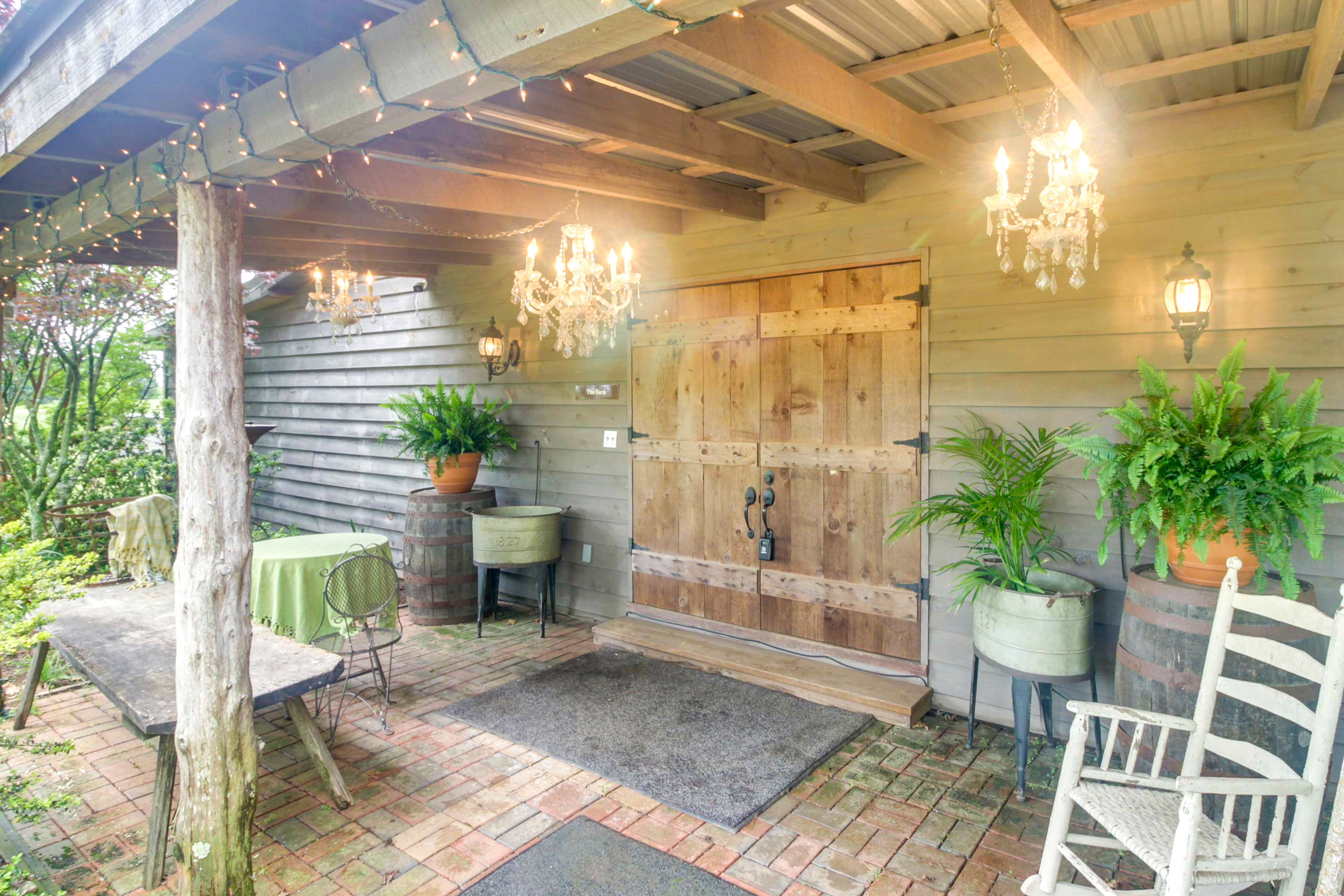Front Porch | Outdoor Dining Area | Rocking Chairs