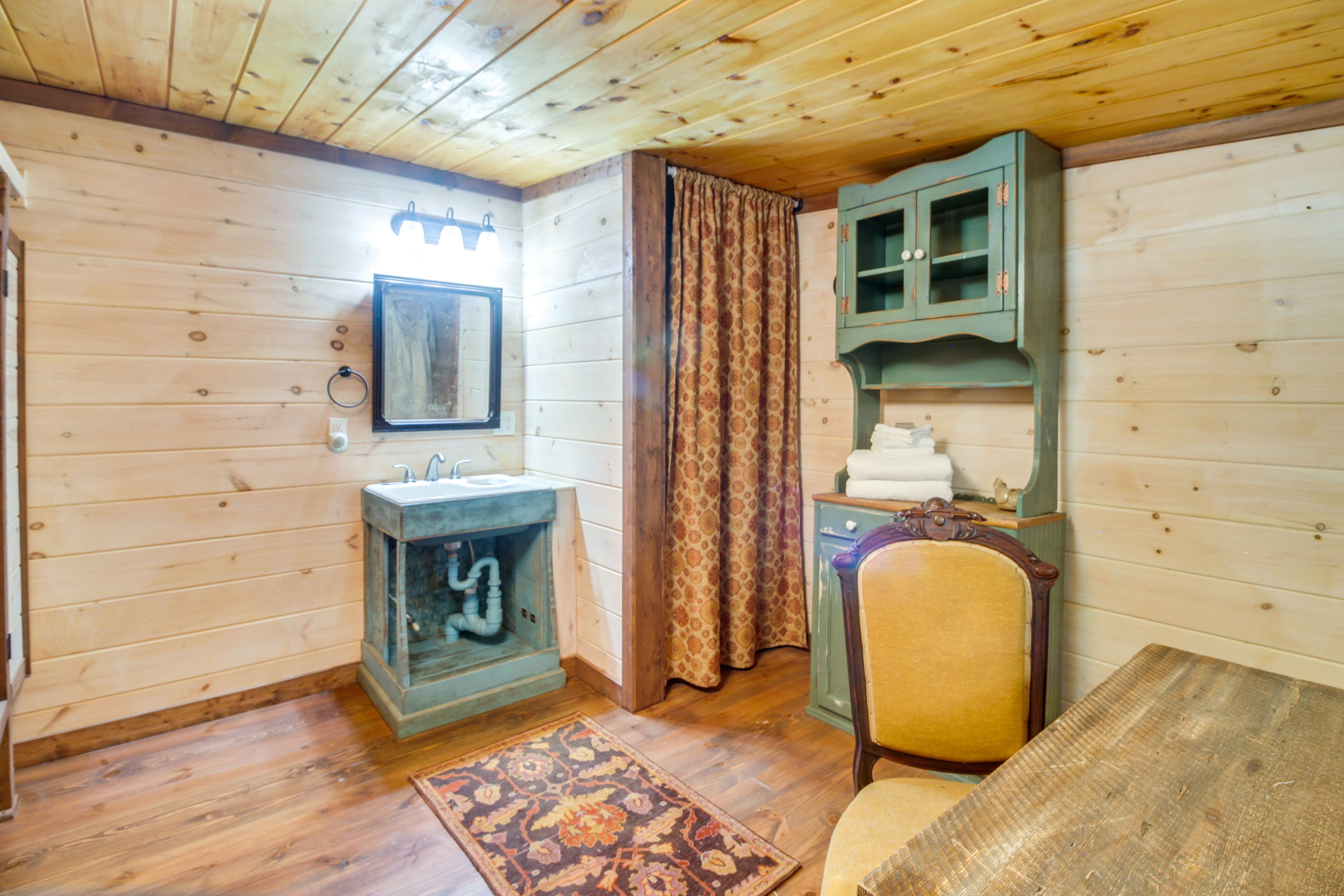 Full Bathroom | Towels Provided