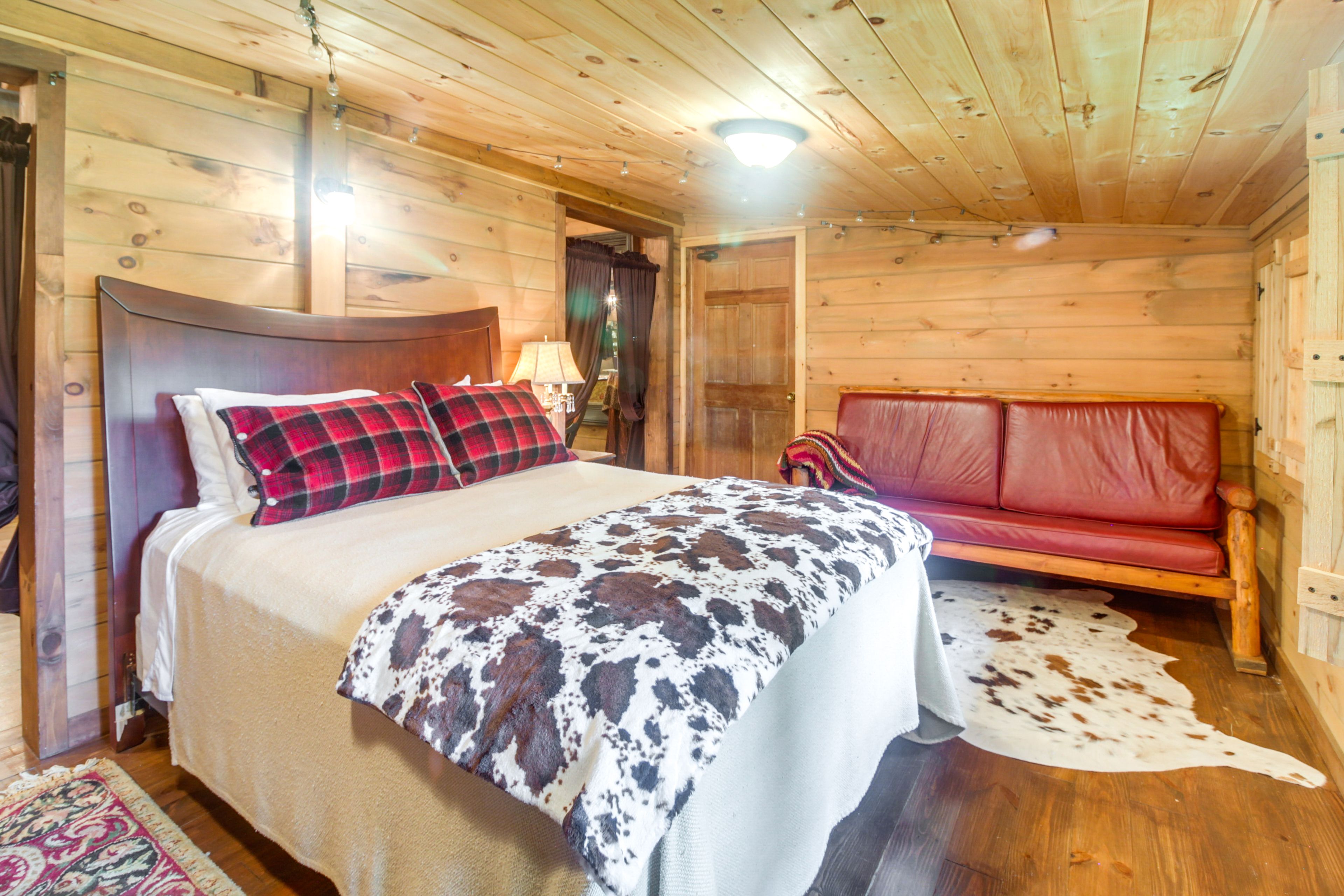 Studio | Queen Bed | Linens Provided